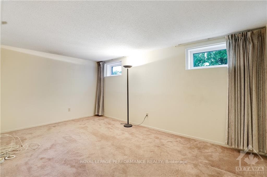 949 SNOWSHOE Crescent photo 21