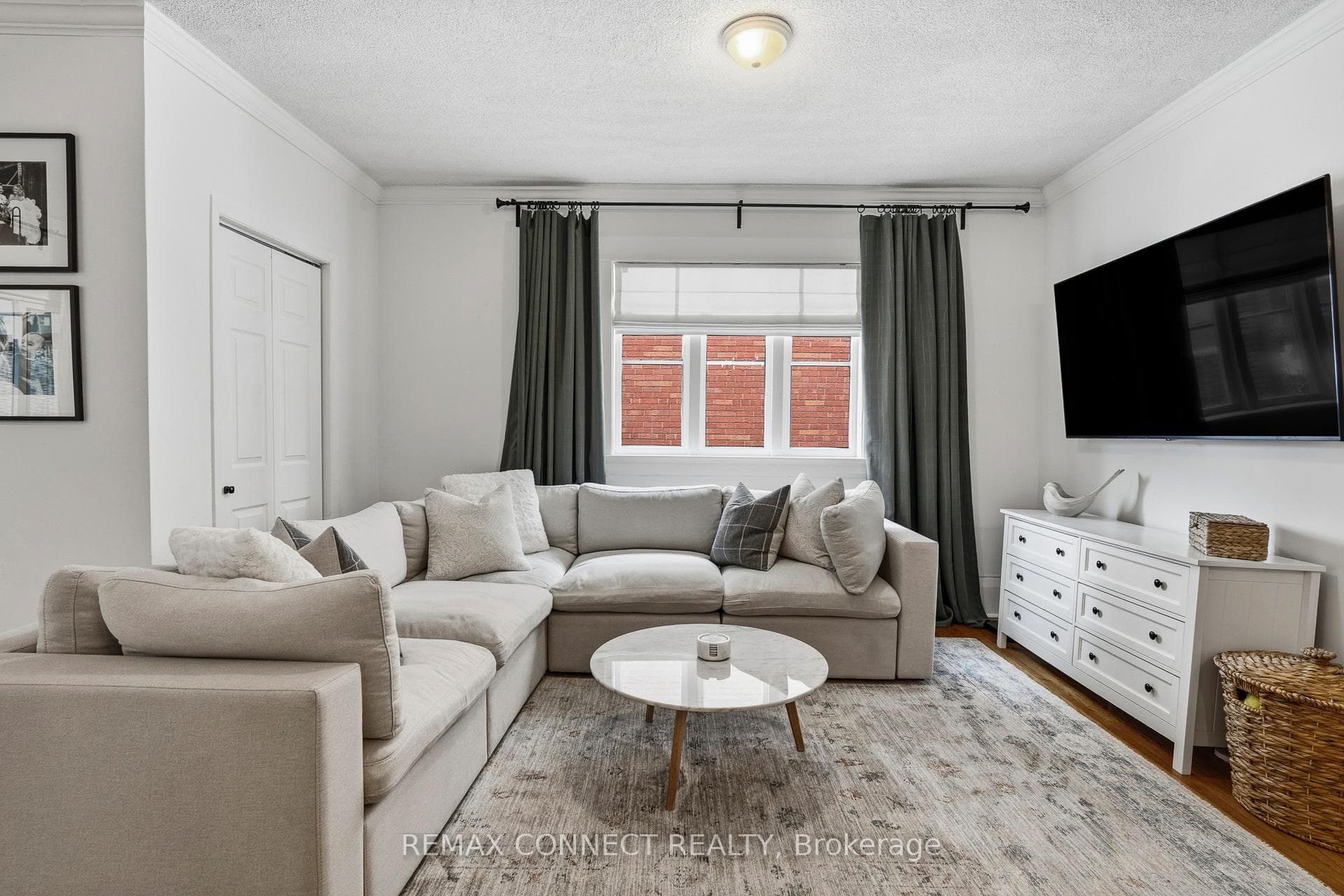 60 Woodbury Road photo 11