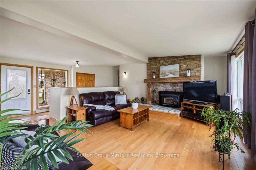 2353 MCIVOR Road photo 8