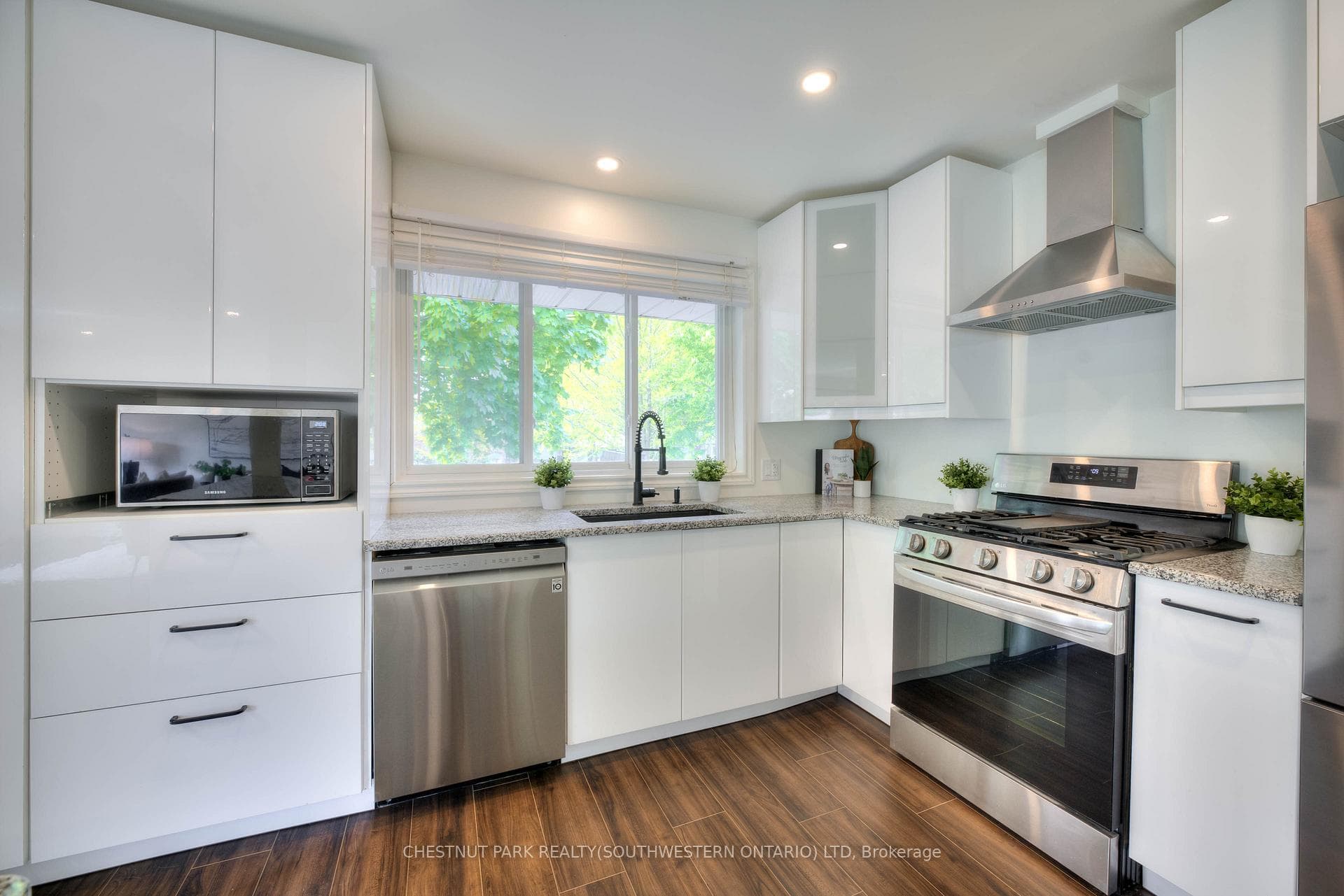250 Willowdale Place photo 14