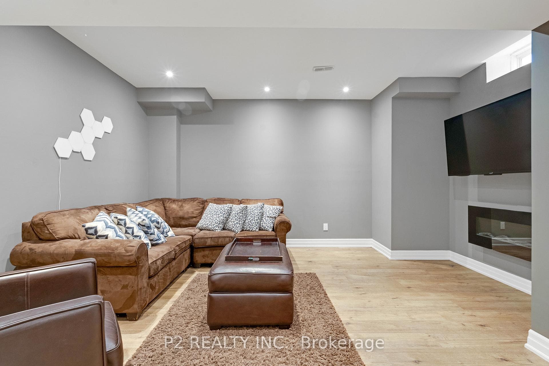 10 King Boulevard photo 38