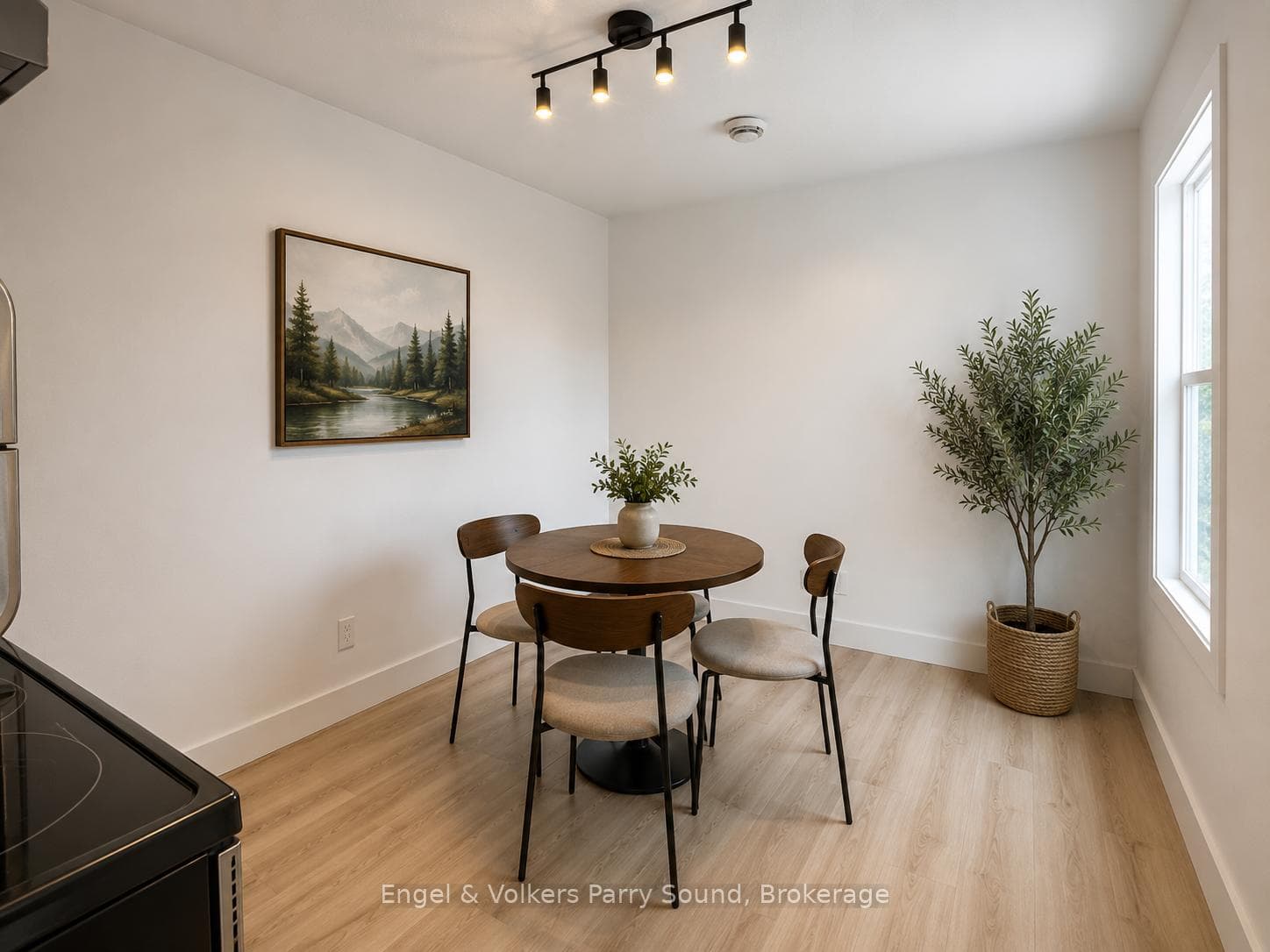 Eat-in Kitchen