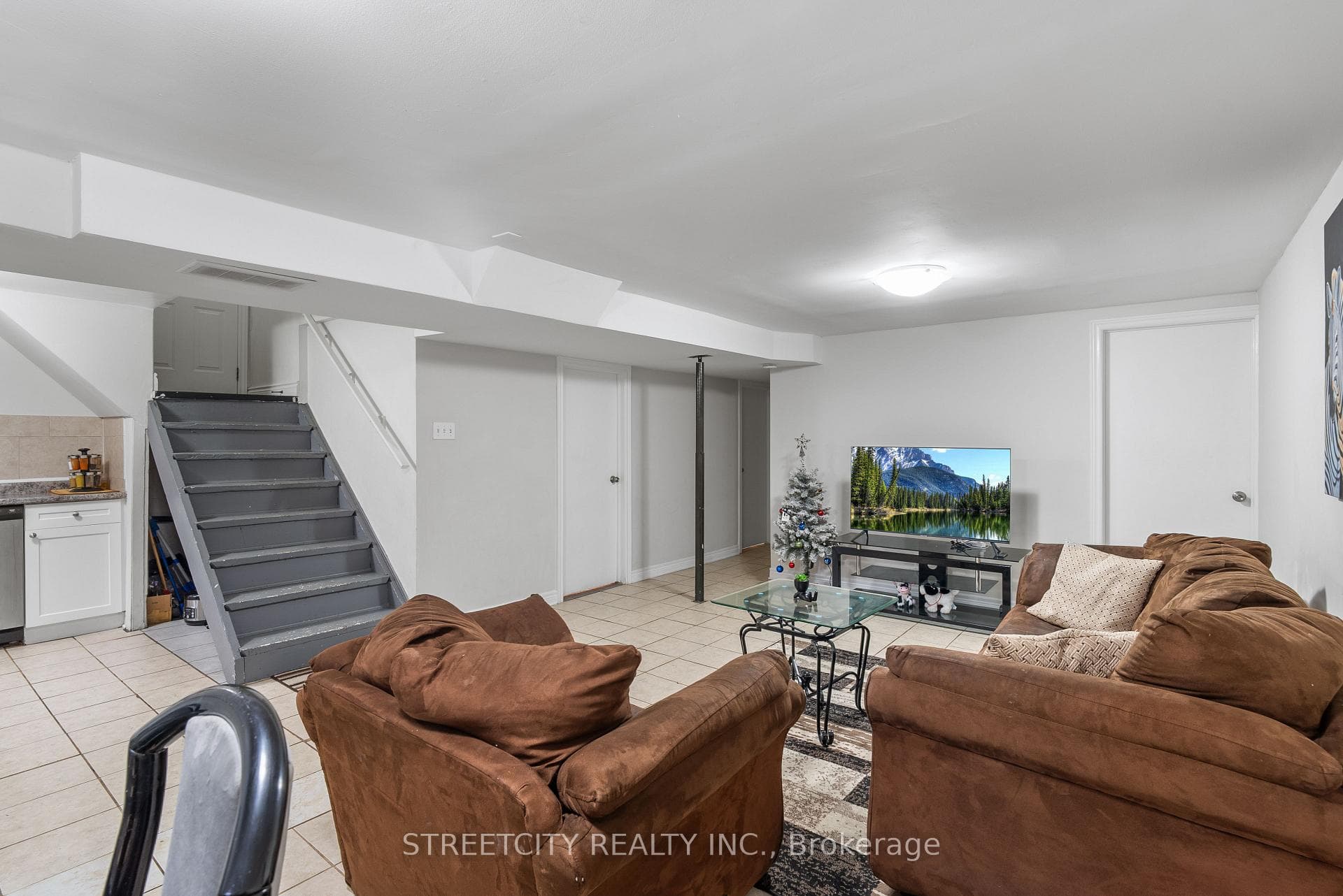 537 Clarke Road photo 26