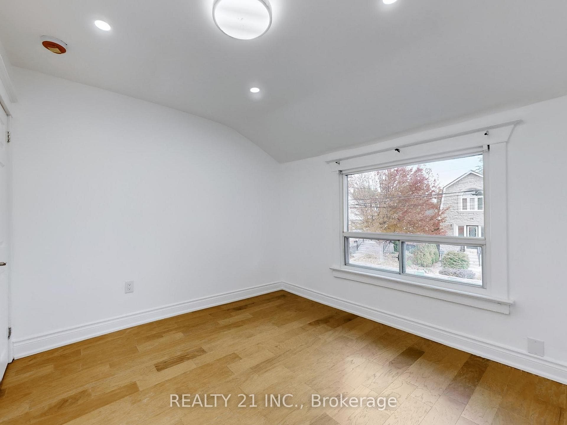 92 King Edward Ave Avenue photo 25