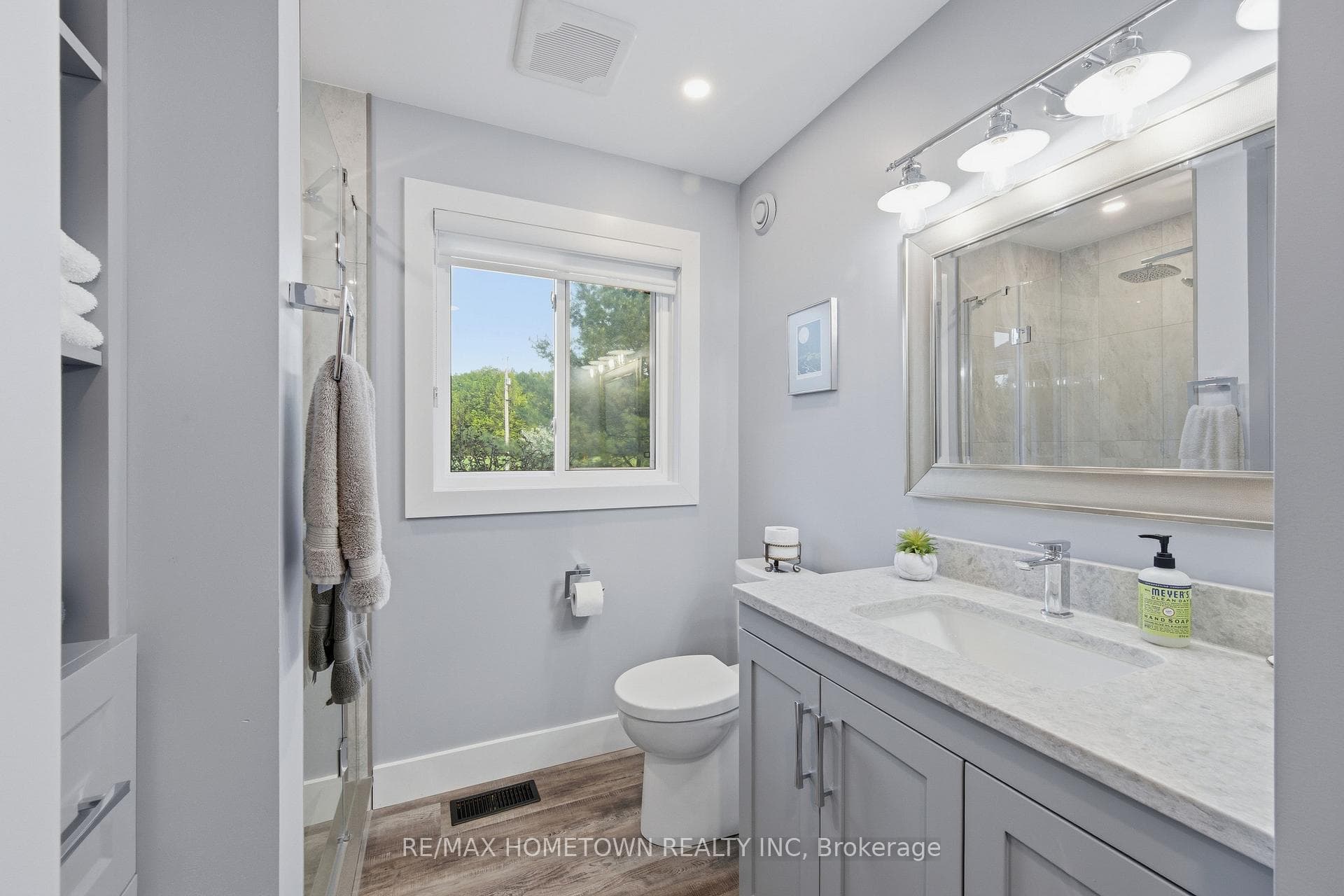 Full bathroom 2- quartz countertops