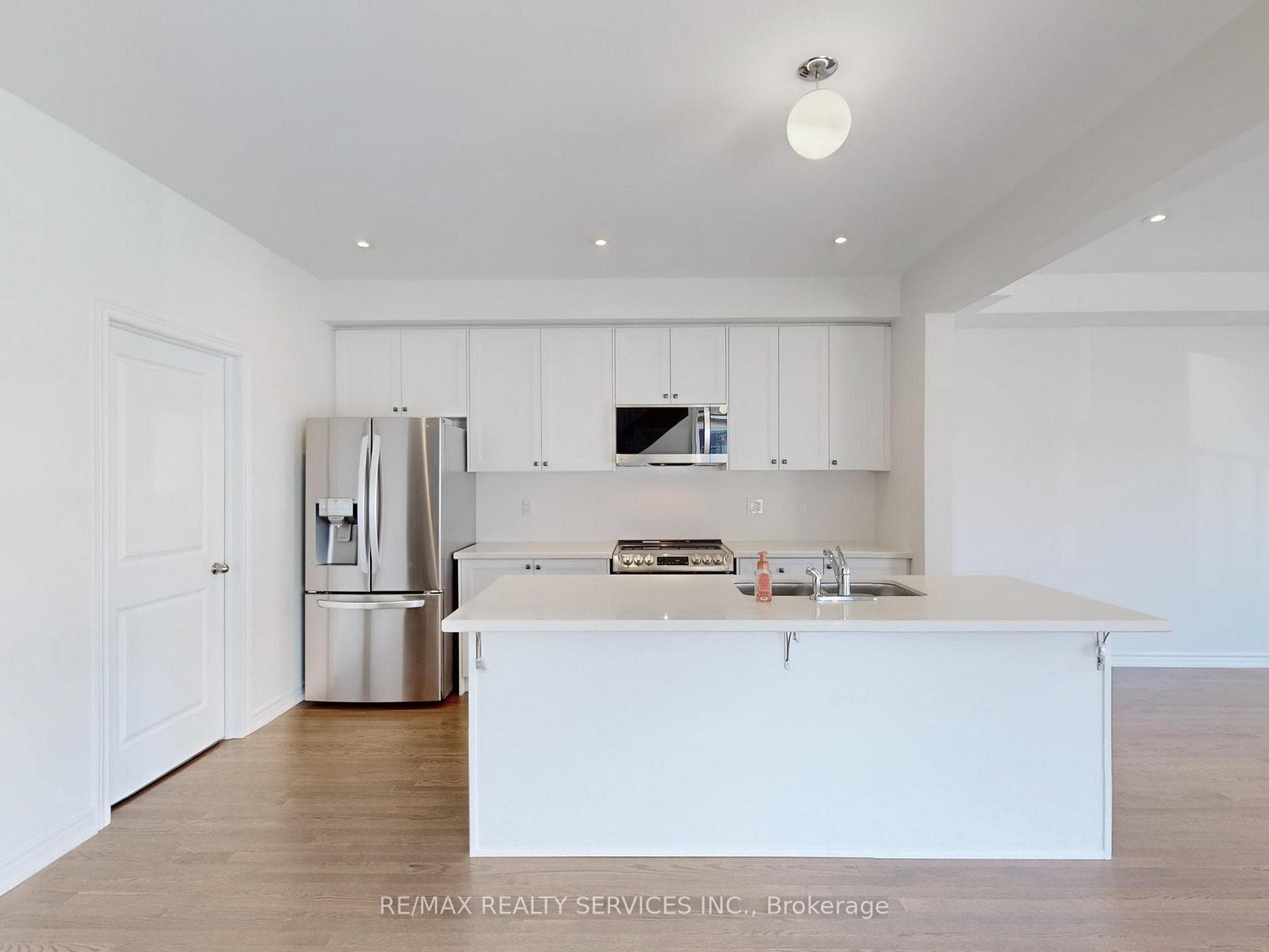 Kitchen & Breakfast Area