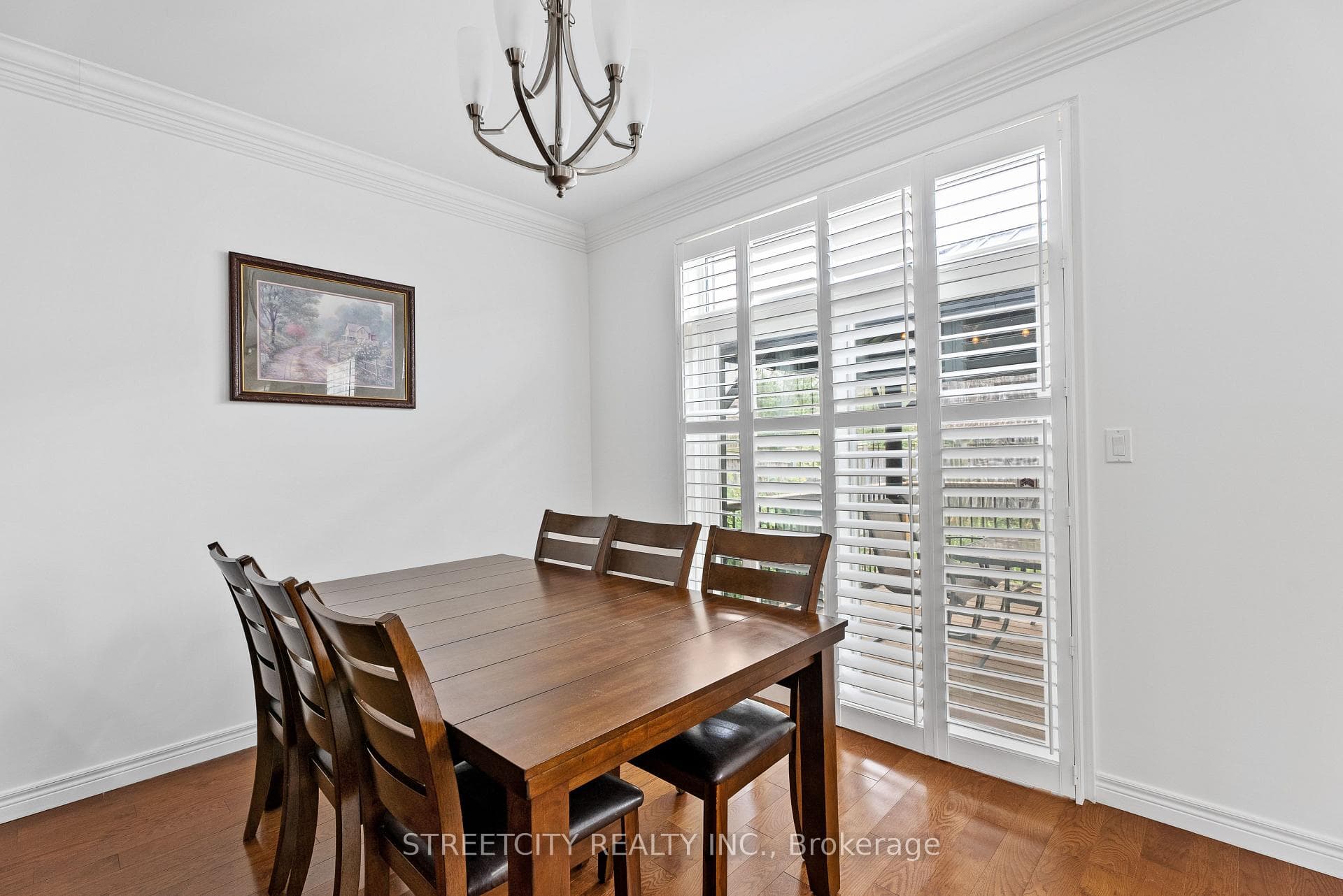 689 SPRINGWOOD Crescent photo 13
