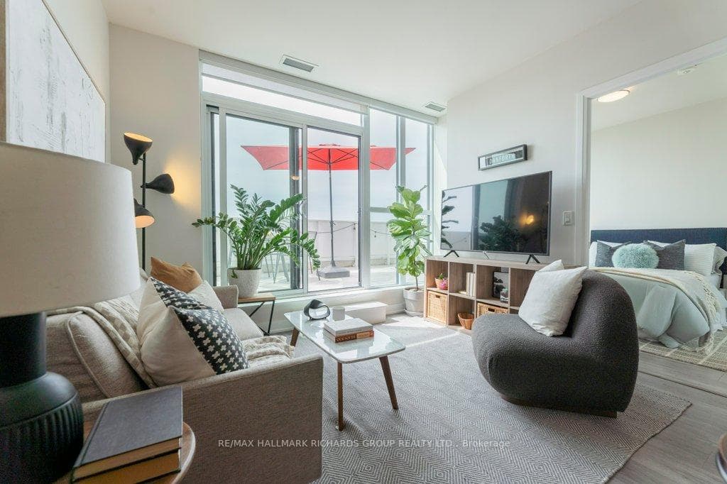 2301 Danforth Avenue Unit 807 photo 5