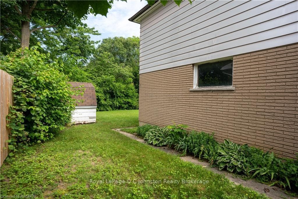 322 GODERICH Street photo 39