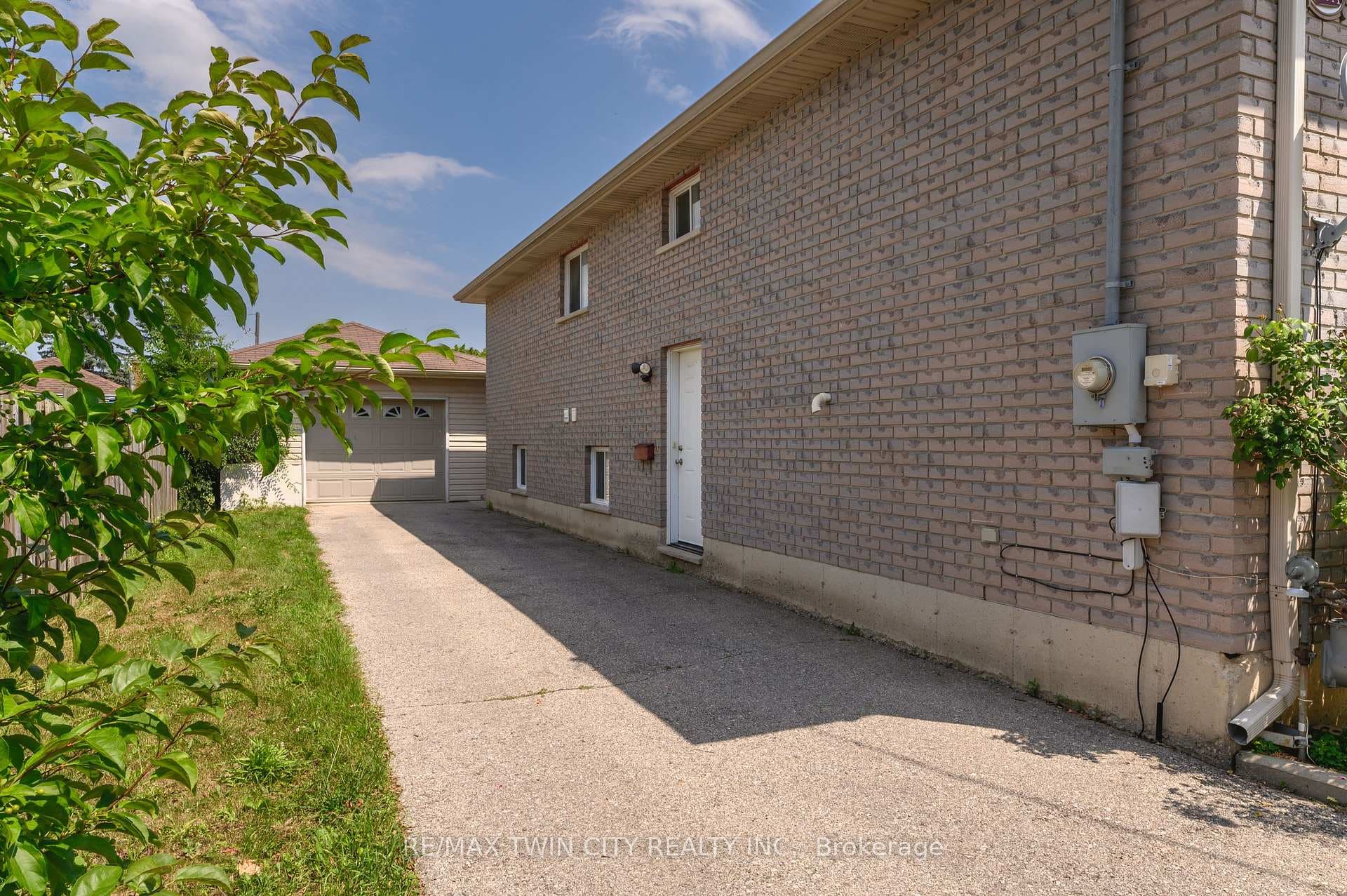 880 A Colborne Street photo 4