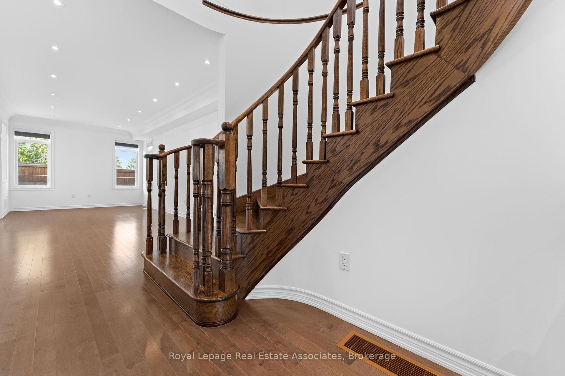8 Sierra Crescent photo 5