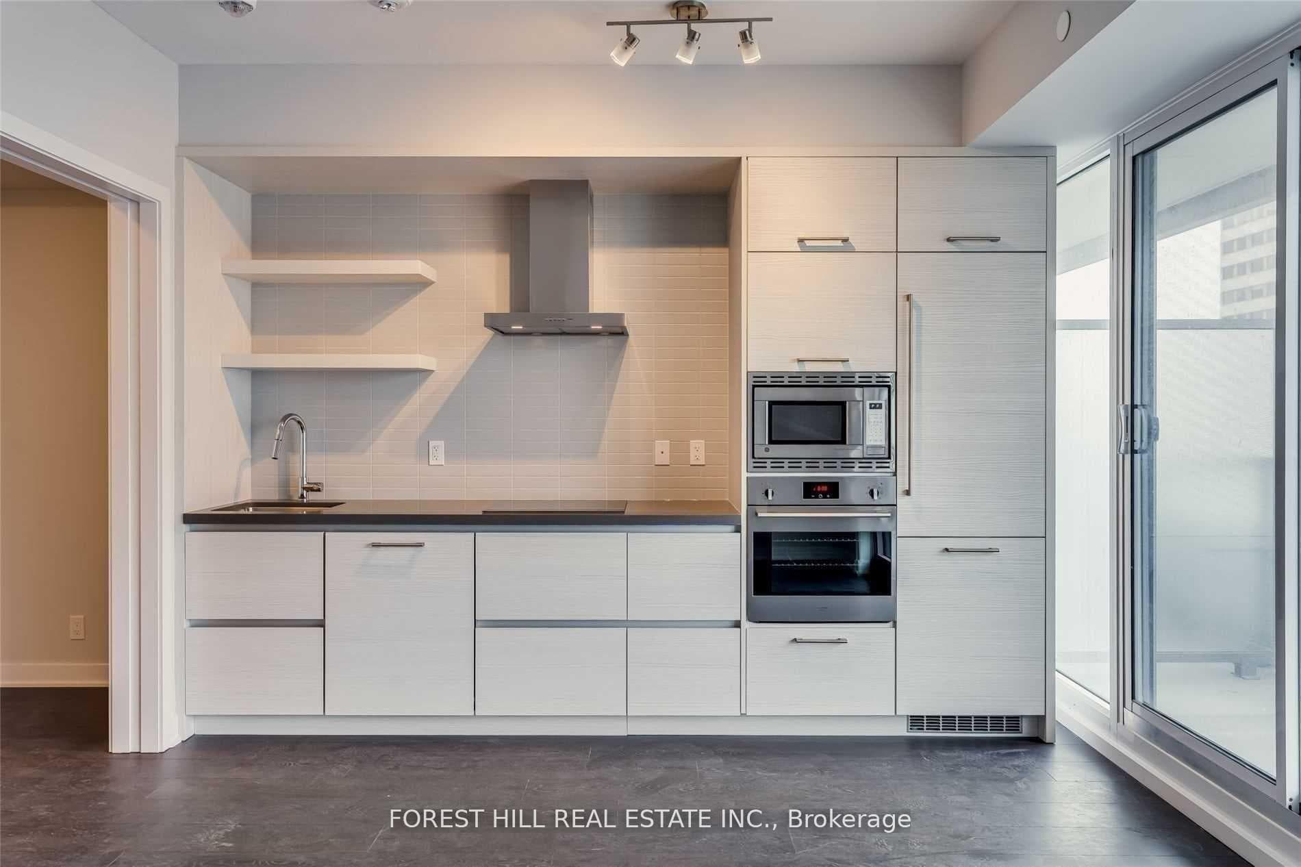 2221 Yonge Street Unit 5211 photo 5