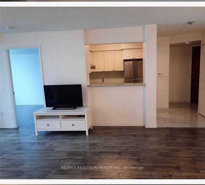 29 Pemberton Avenue Unit 705 photo 3