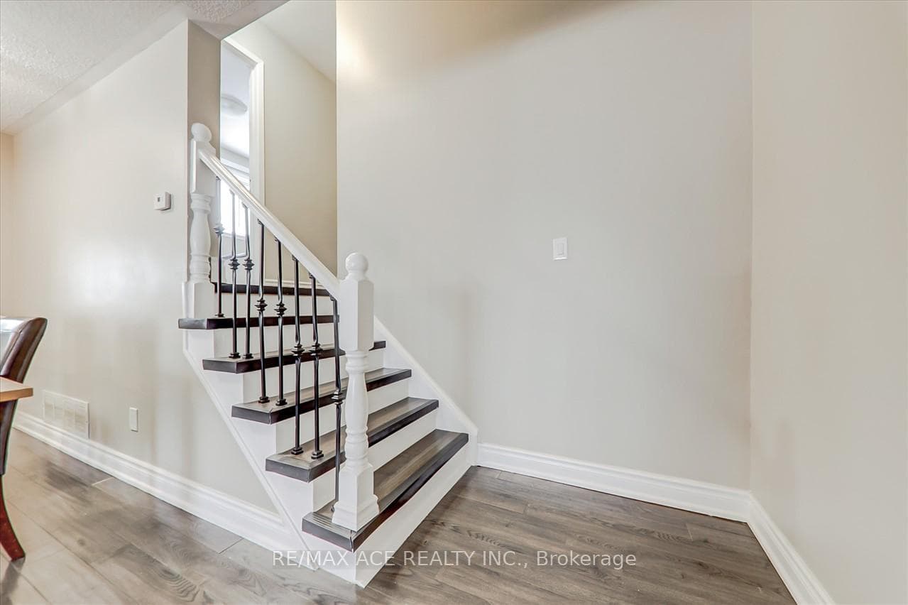 711 Cobblers Court photo 10