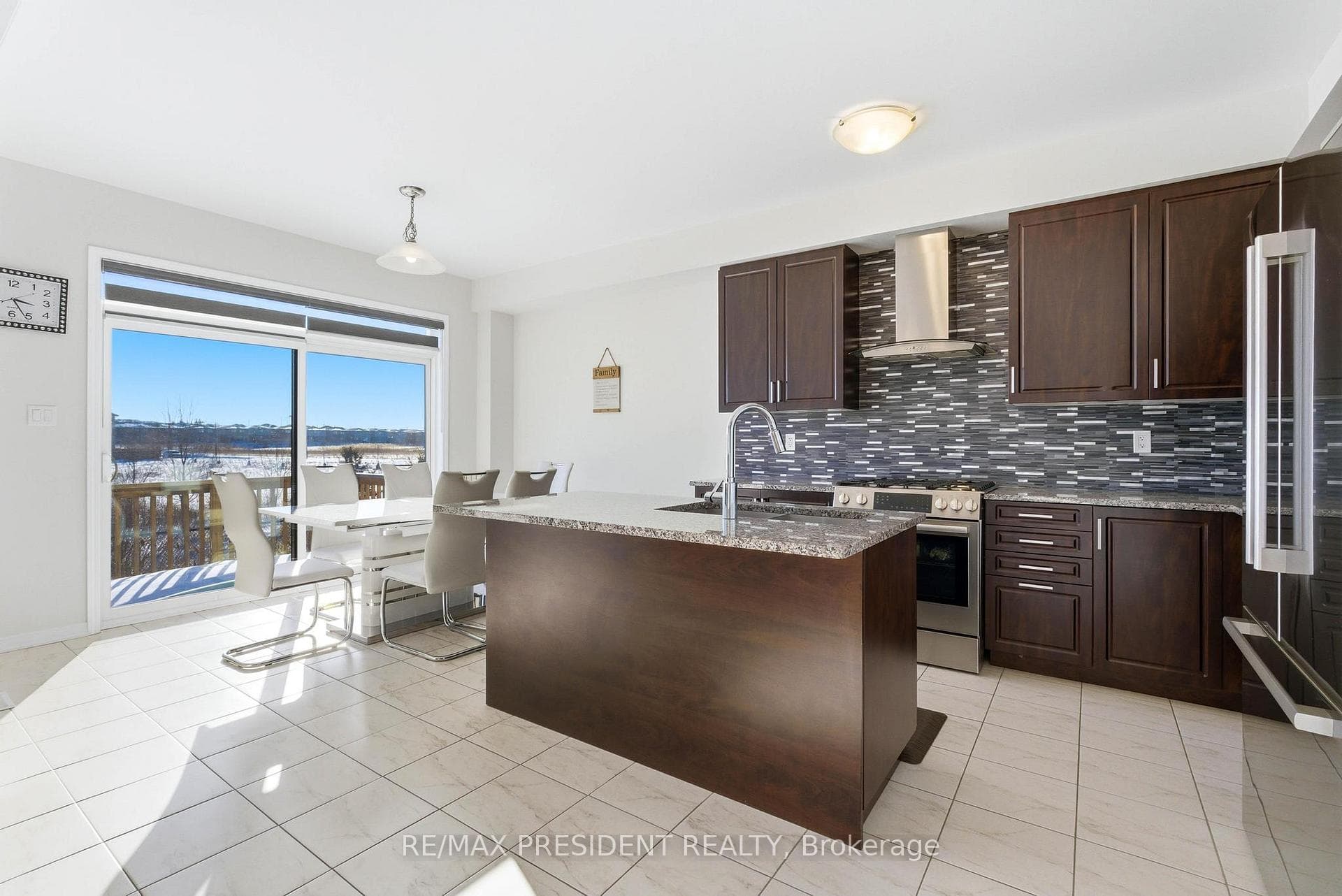 12 Midhurst Heights photo 13