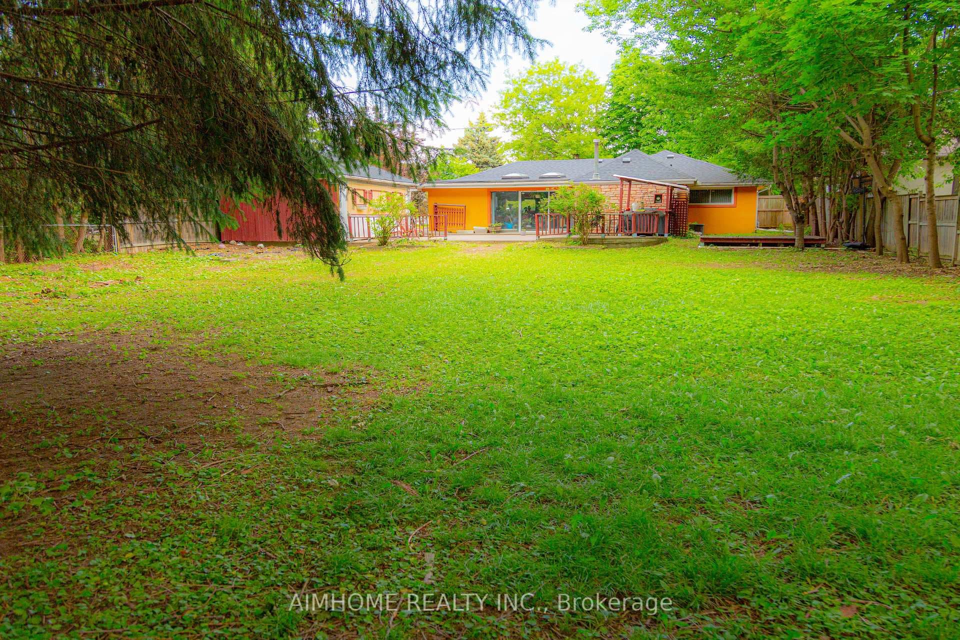 9890 Bayview Avenue photo 16