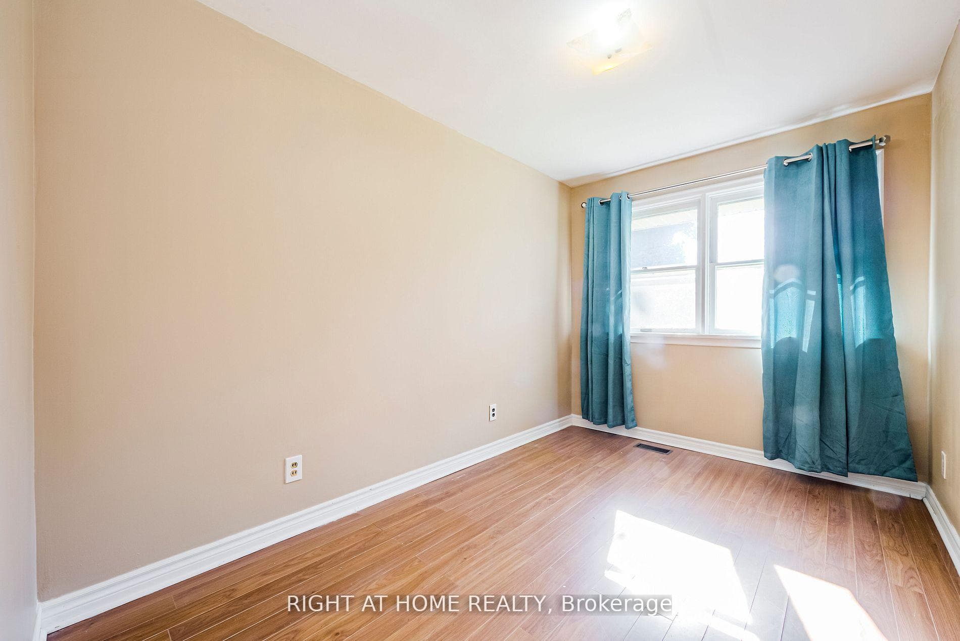 1715 Rossland Road Unit Main-A photo 15