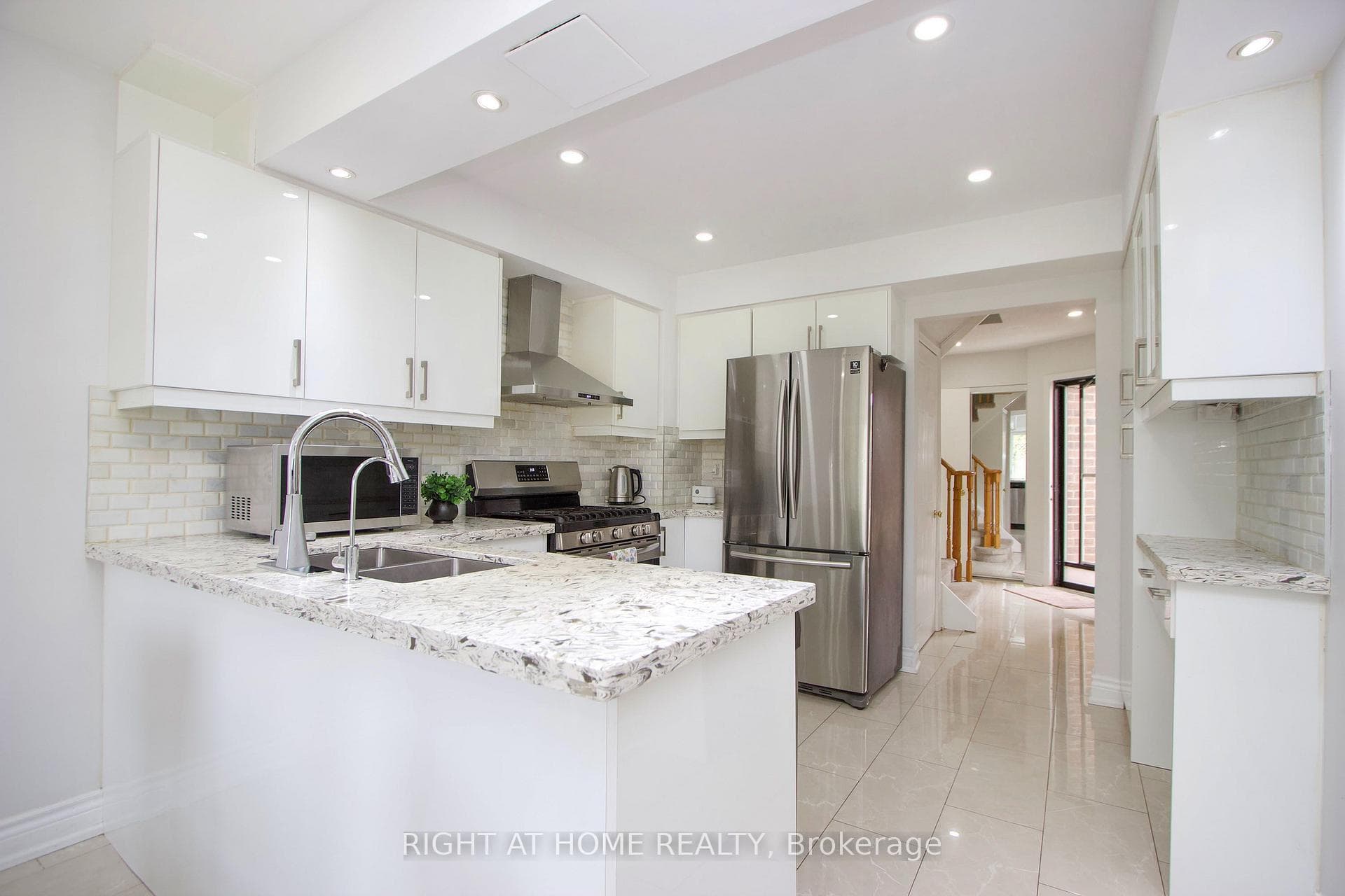 865 Attersley Drive photo 5