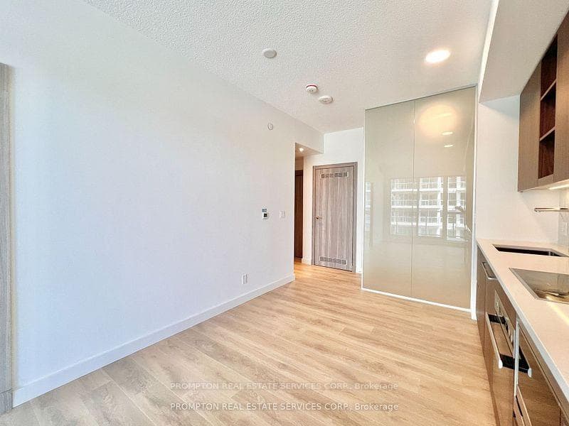 27 McMahon Drive Unit 1808 photo 8