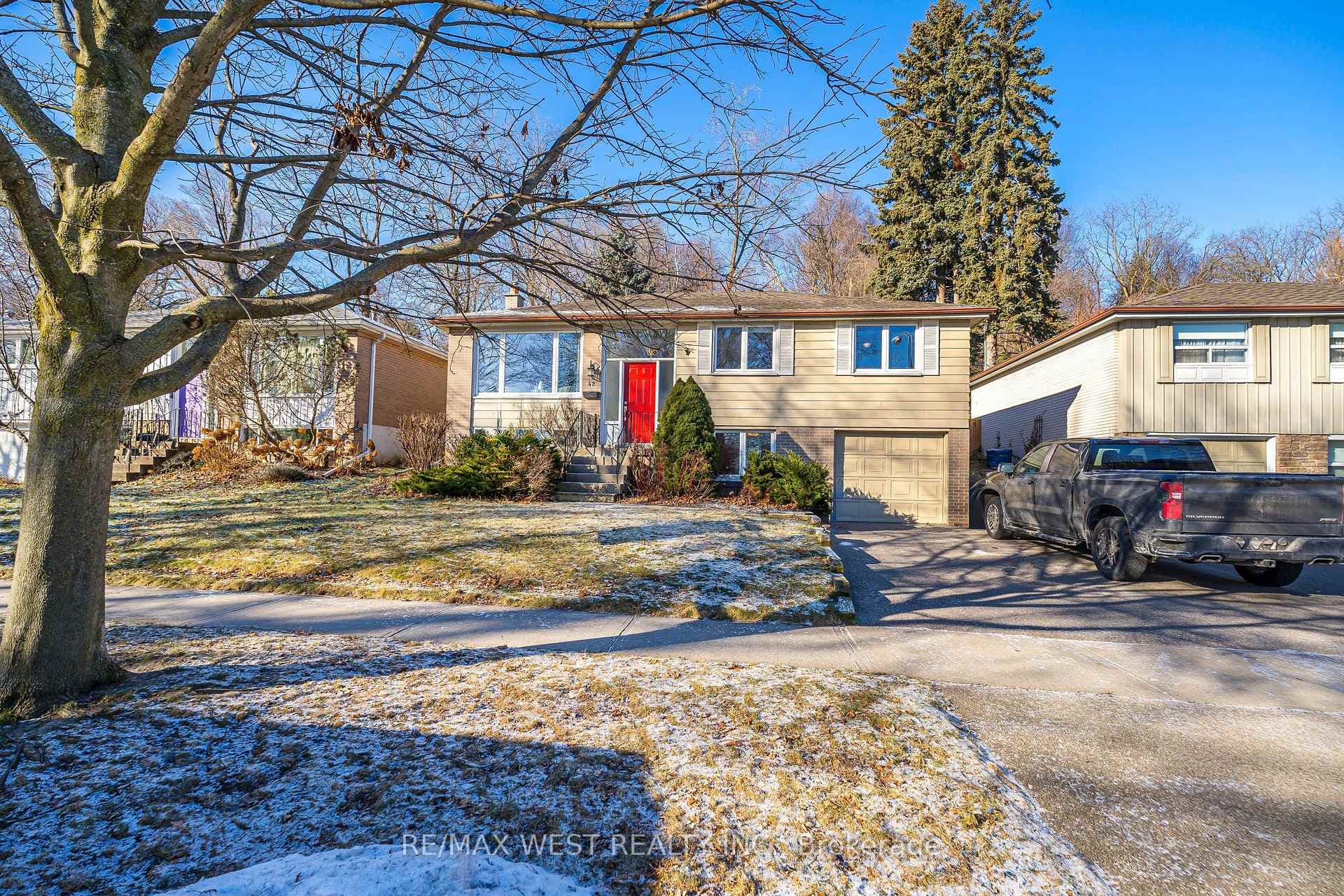 Beautiful Front Yard with Multi Car Parking