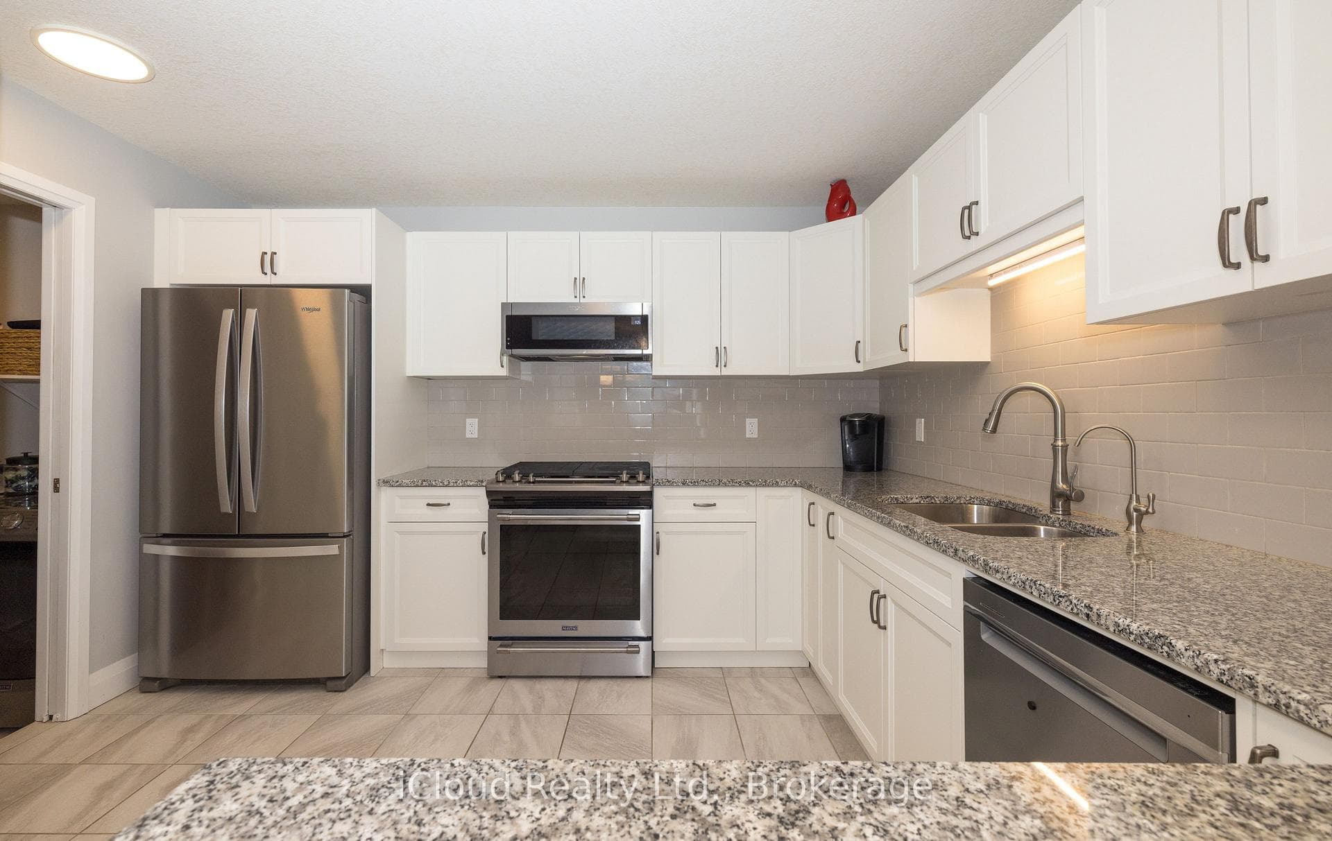 S/S Appliances, Granite Counters