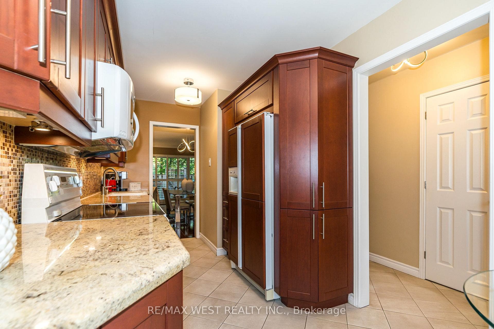 Granite Counters, Mosaic Tile B/Splash,Underlights