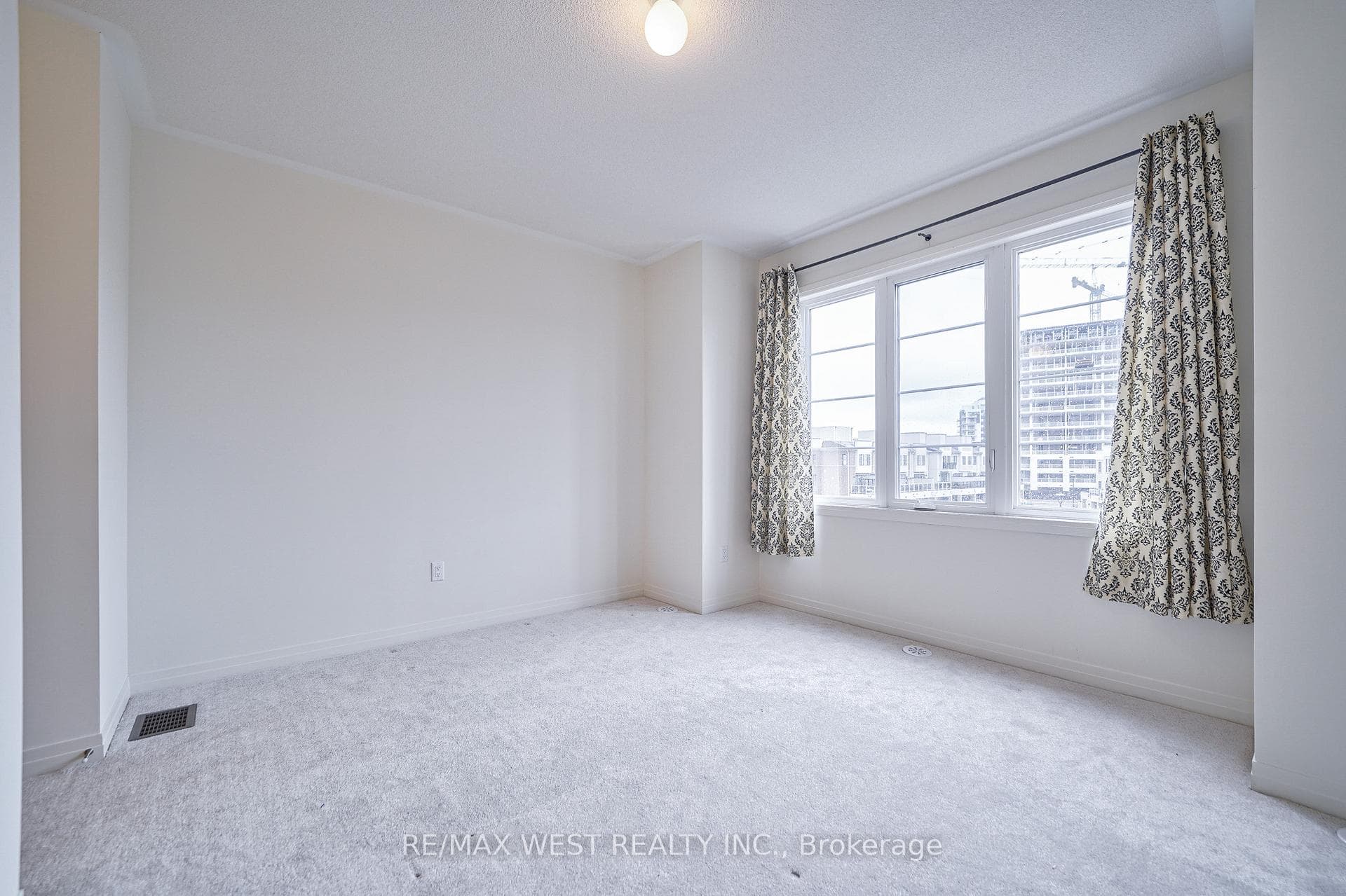1495 Green Road photo 29