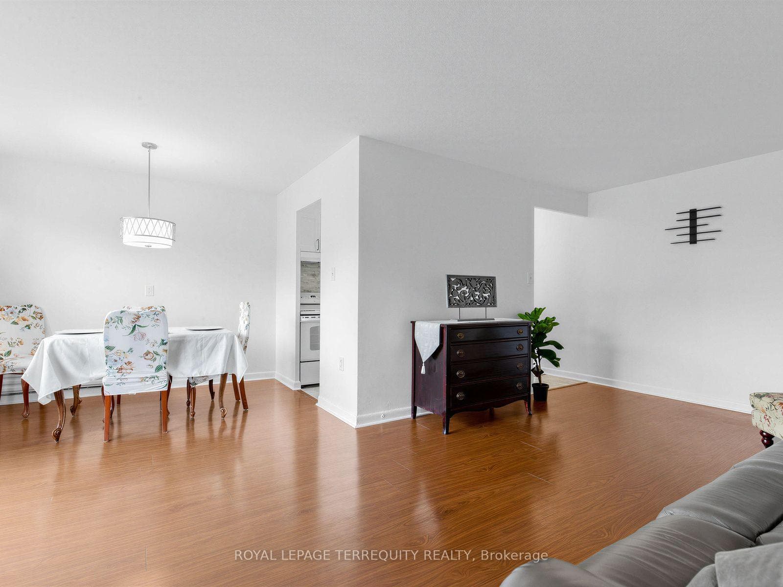 8 Kingsbridge Court Unit 404 photo 4