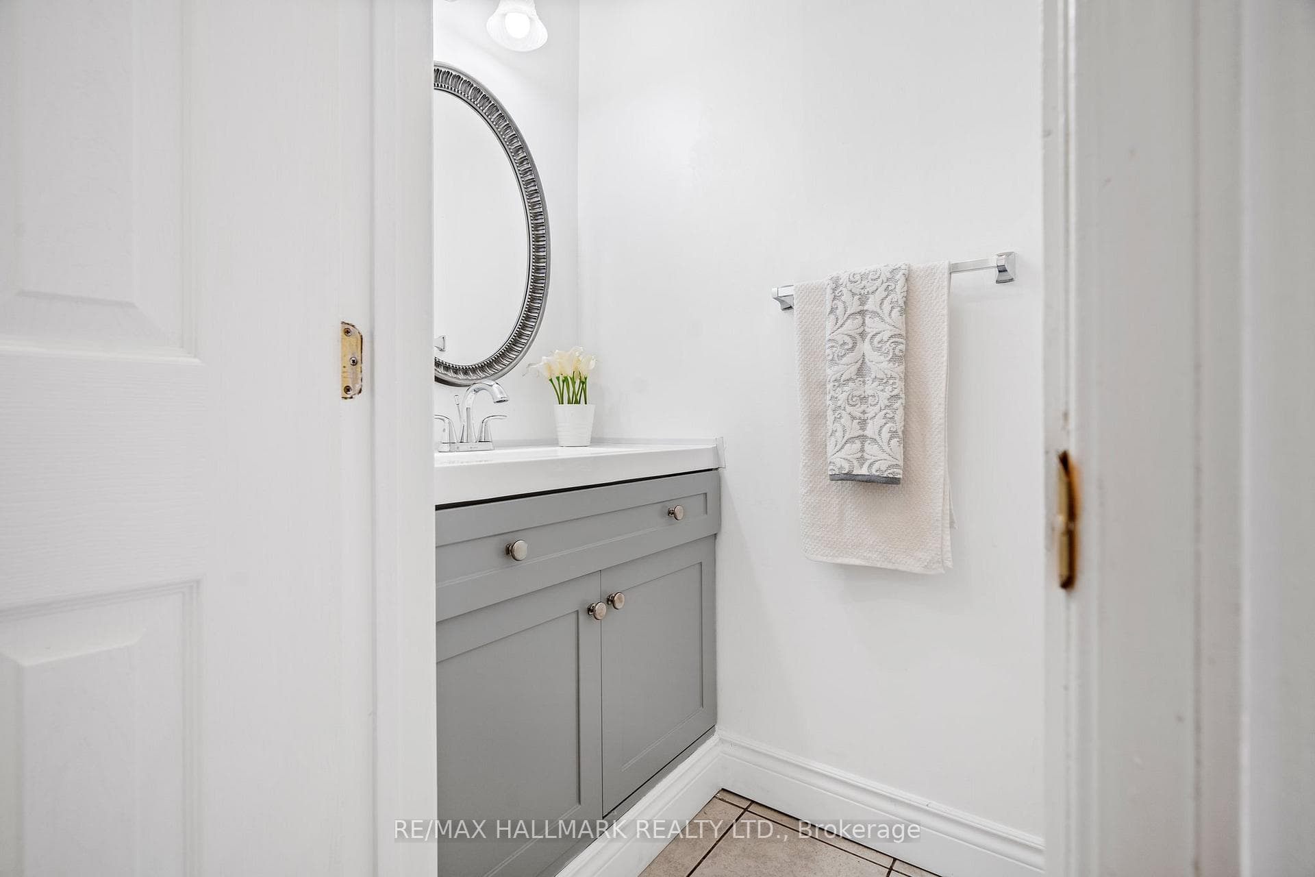 2394 Arnold Crescent photo 22