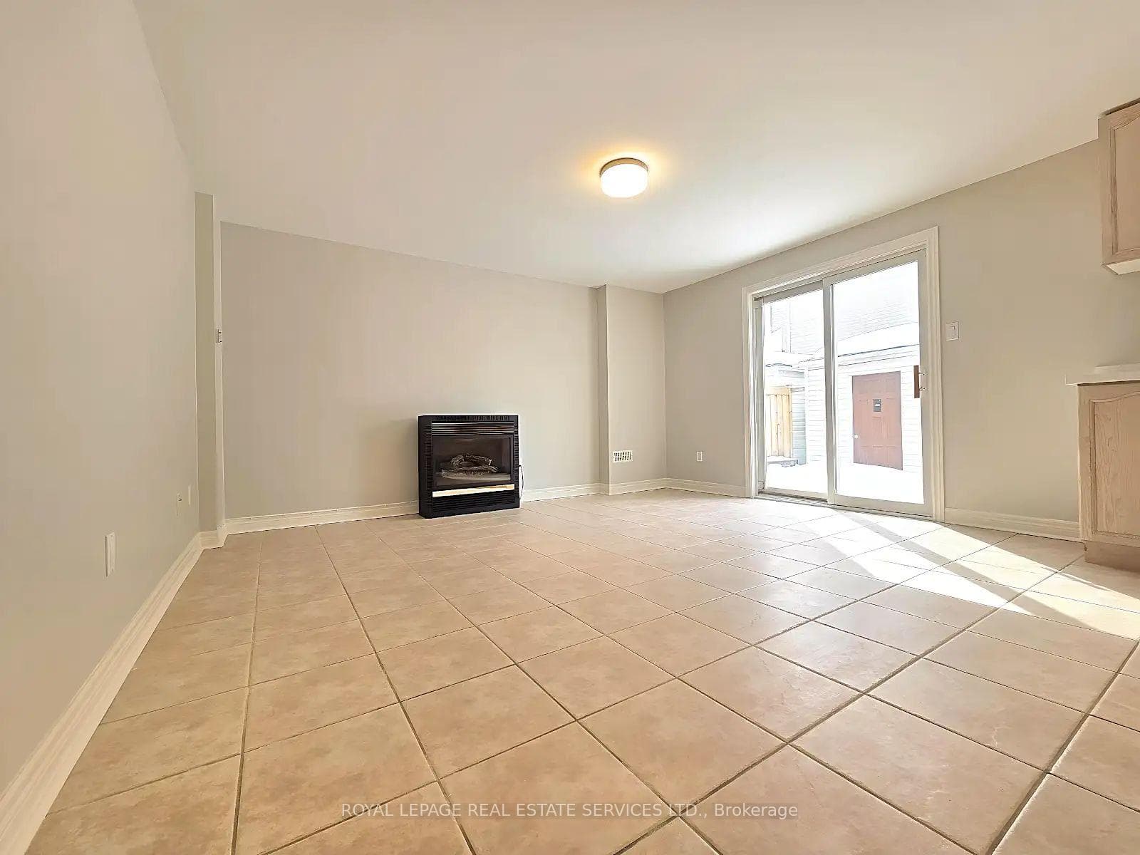 68 Silver Oaks Boulevard Unit Lower photo 3
