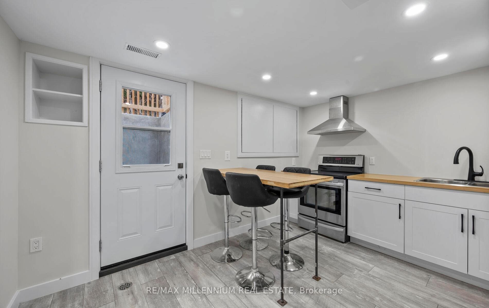 924 Crocus Crescent photo 15