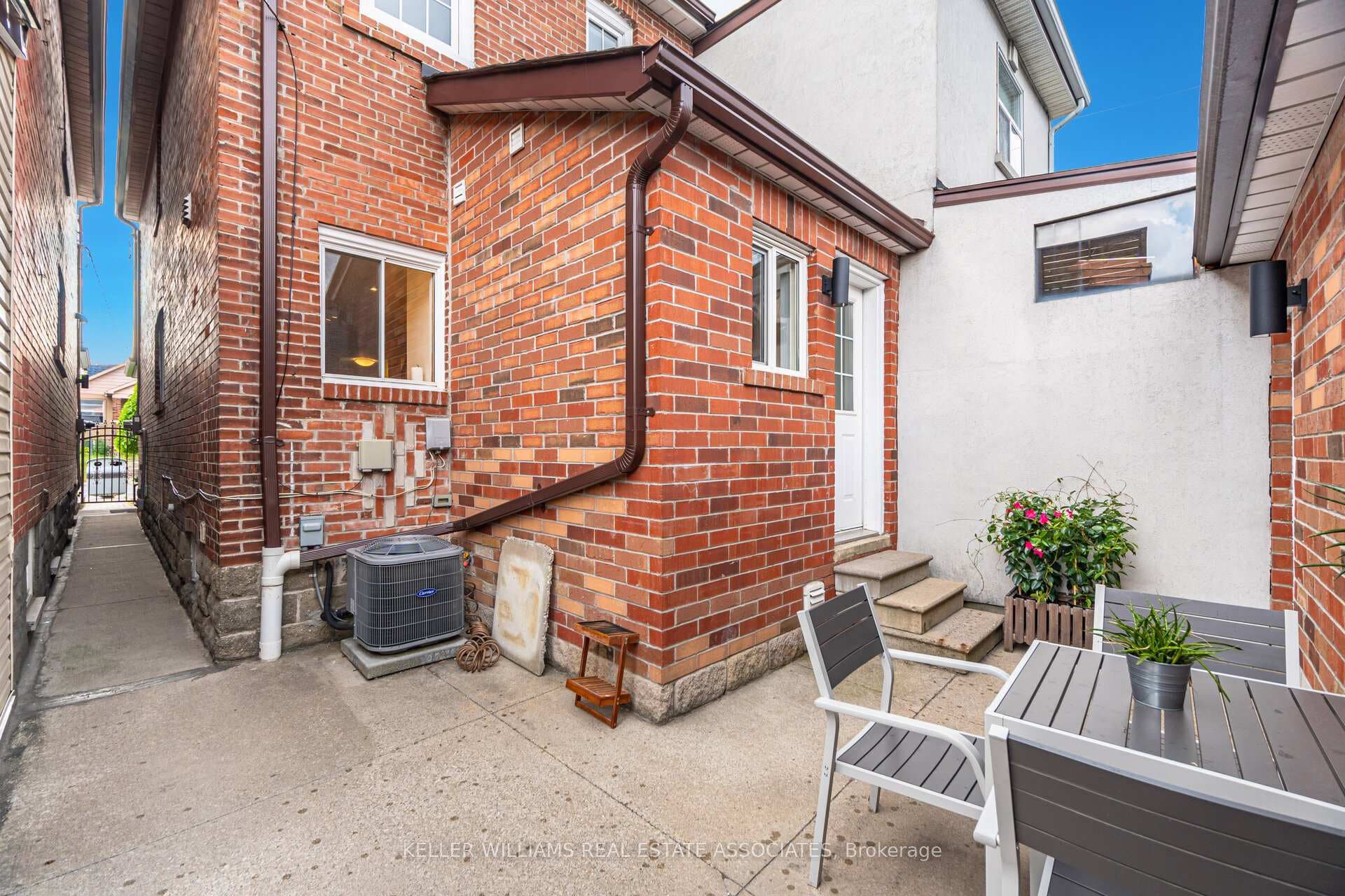 561 Oakwood Avenue photo 32