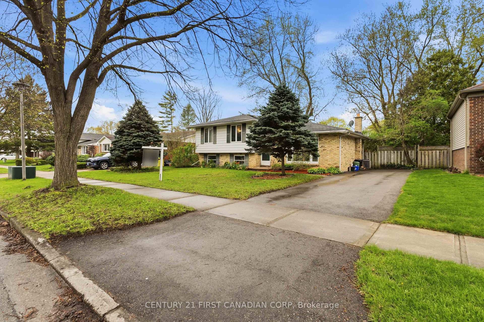 1412 Stoneybrook Crescent photo 3