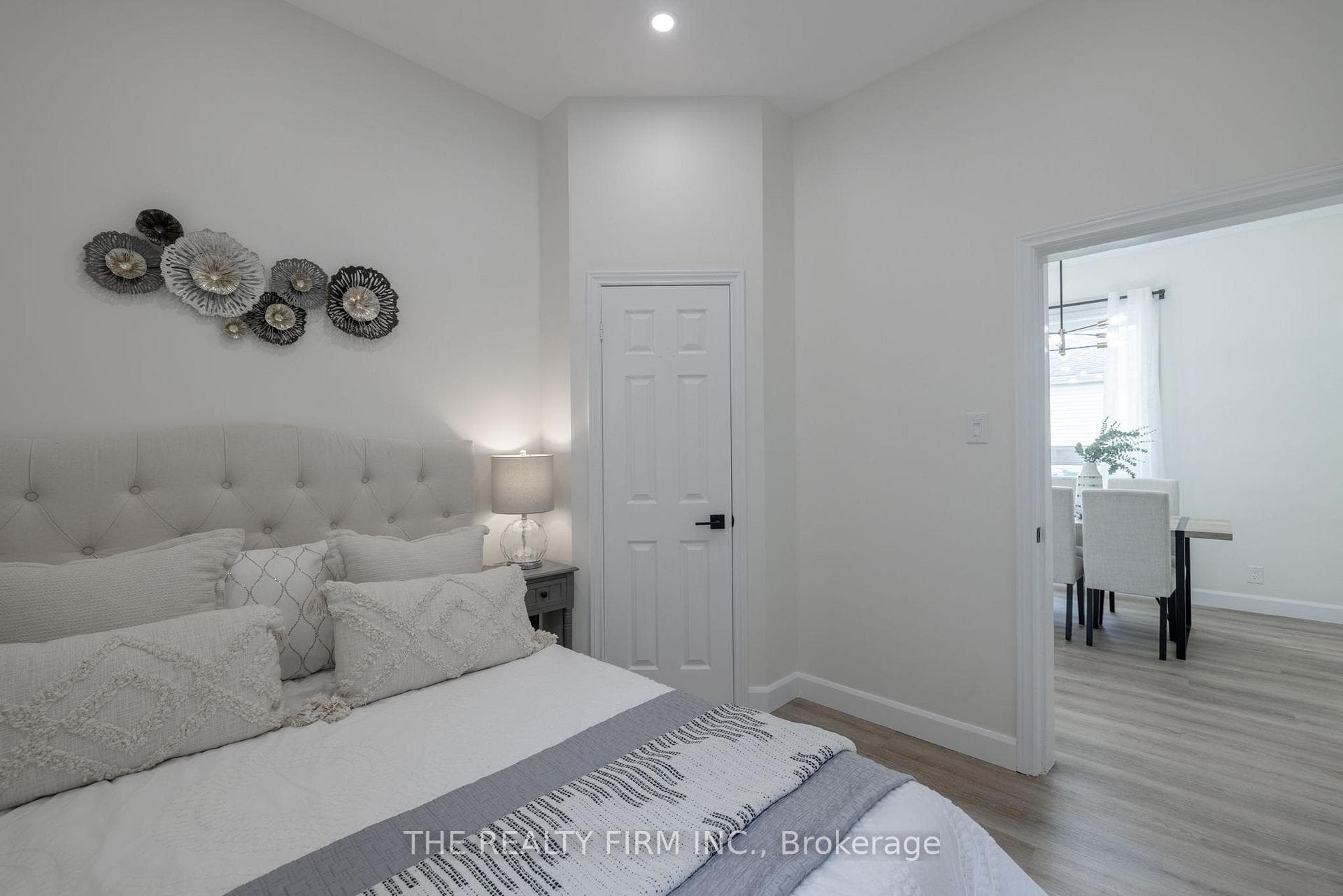 1068 Margaret Street photo 12