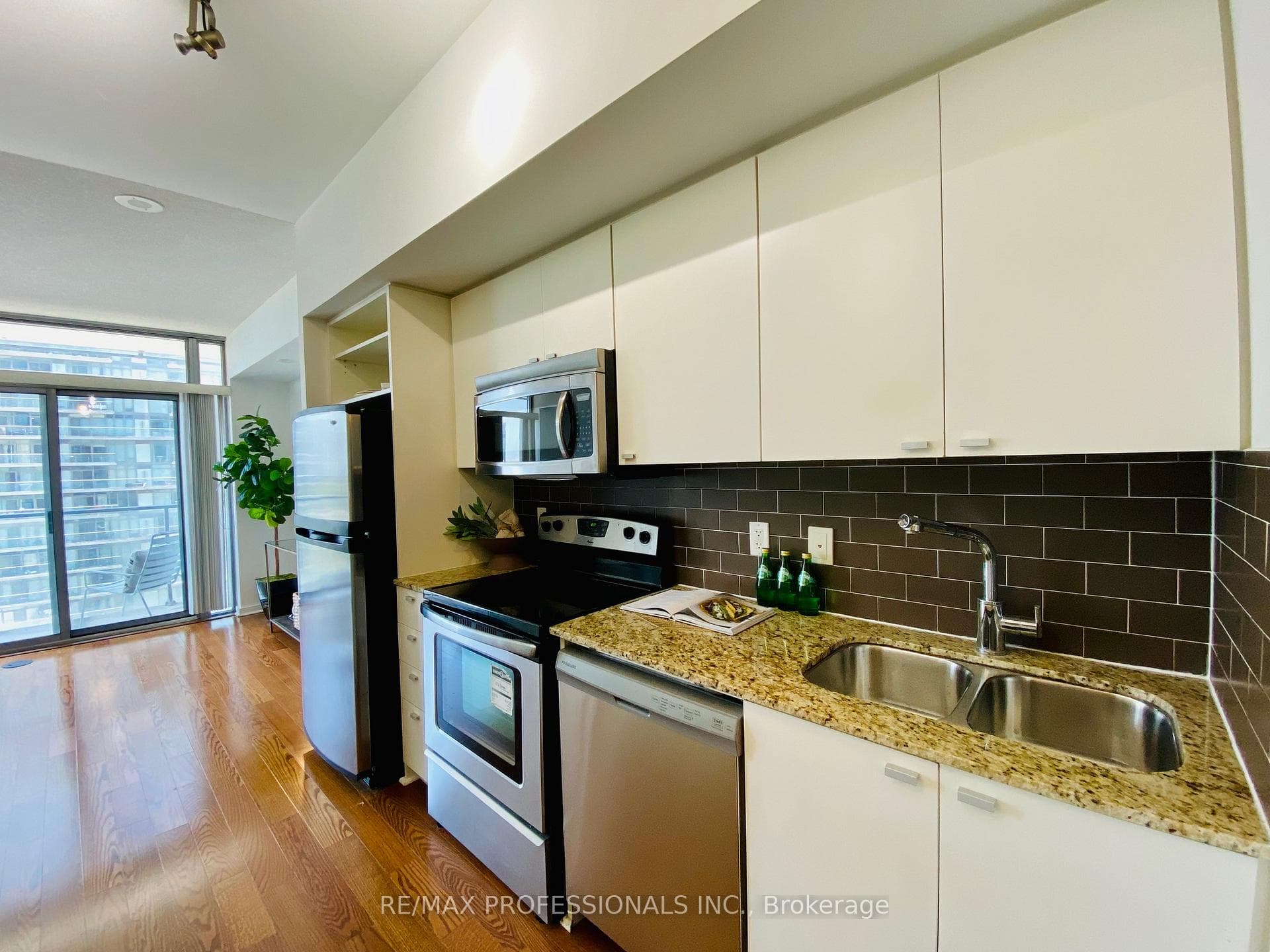 103 The Queensway Avenue Unit 1011 photo 2