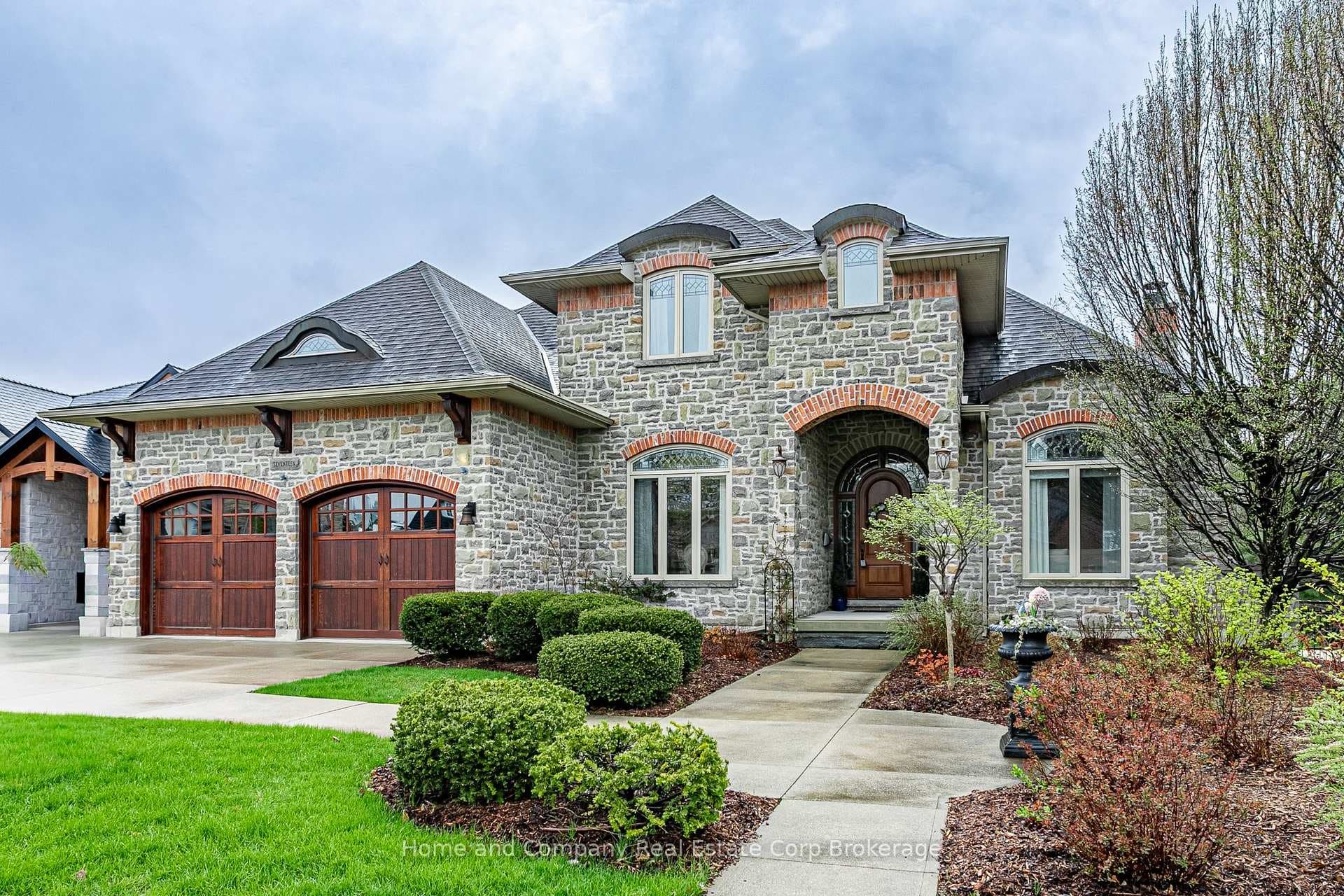 17 SIR ADAM BECK Road photo 3