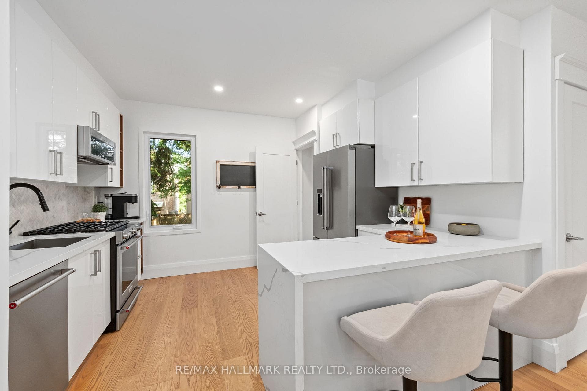 424 Kingston Road photo 10