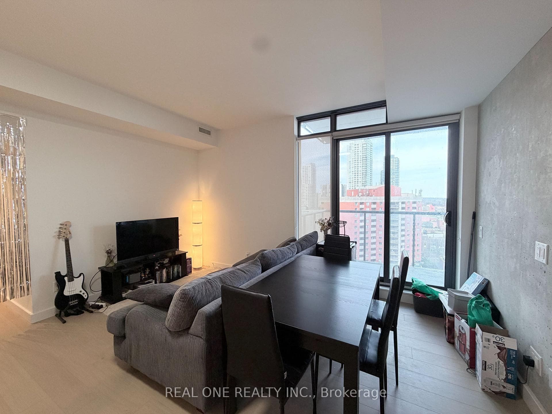 81 Wellesley Street Unit 1501 photo 4