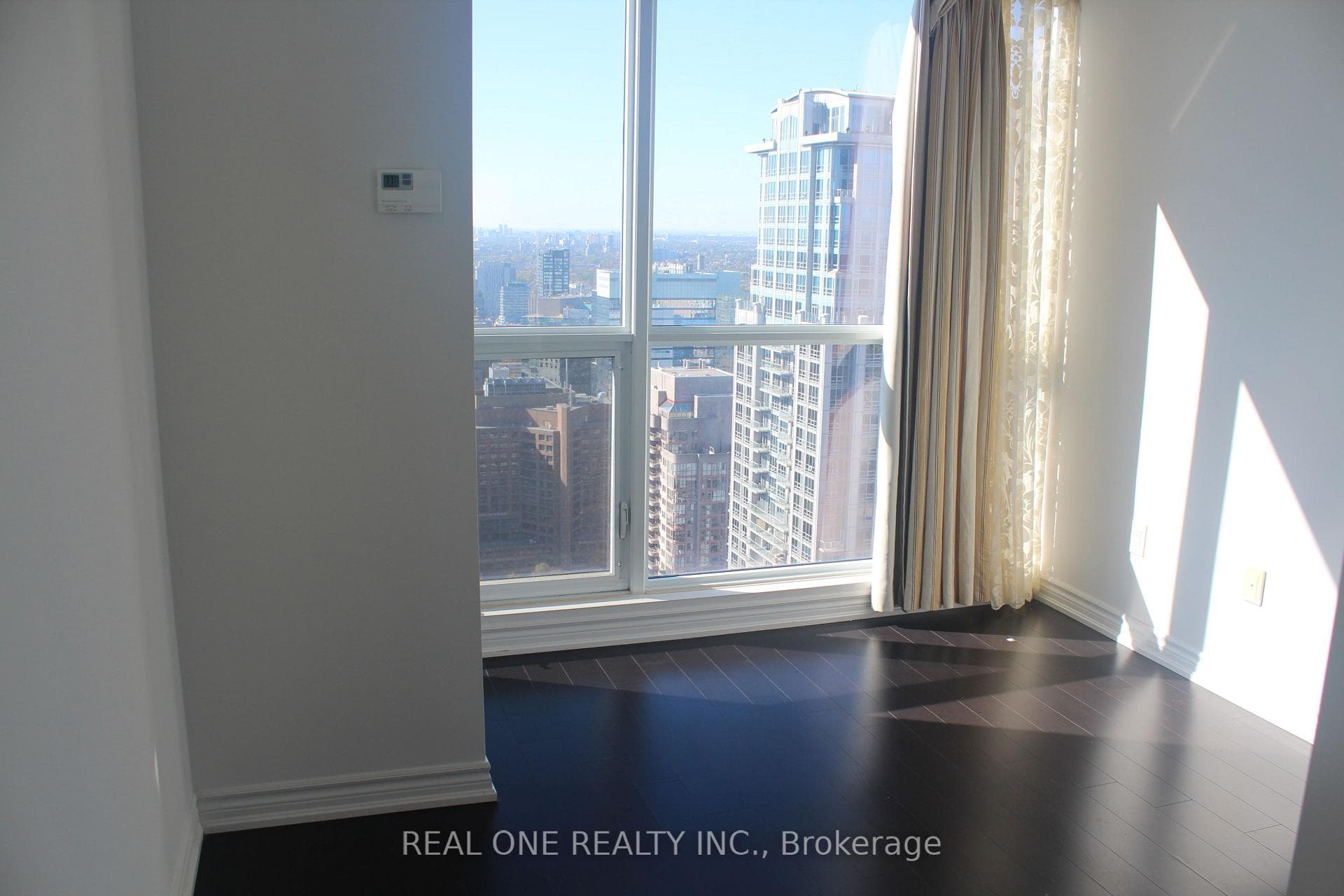 386 Yonge Street Unit 4010 photo 16