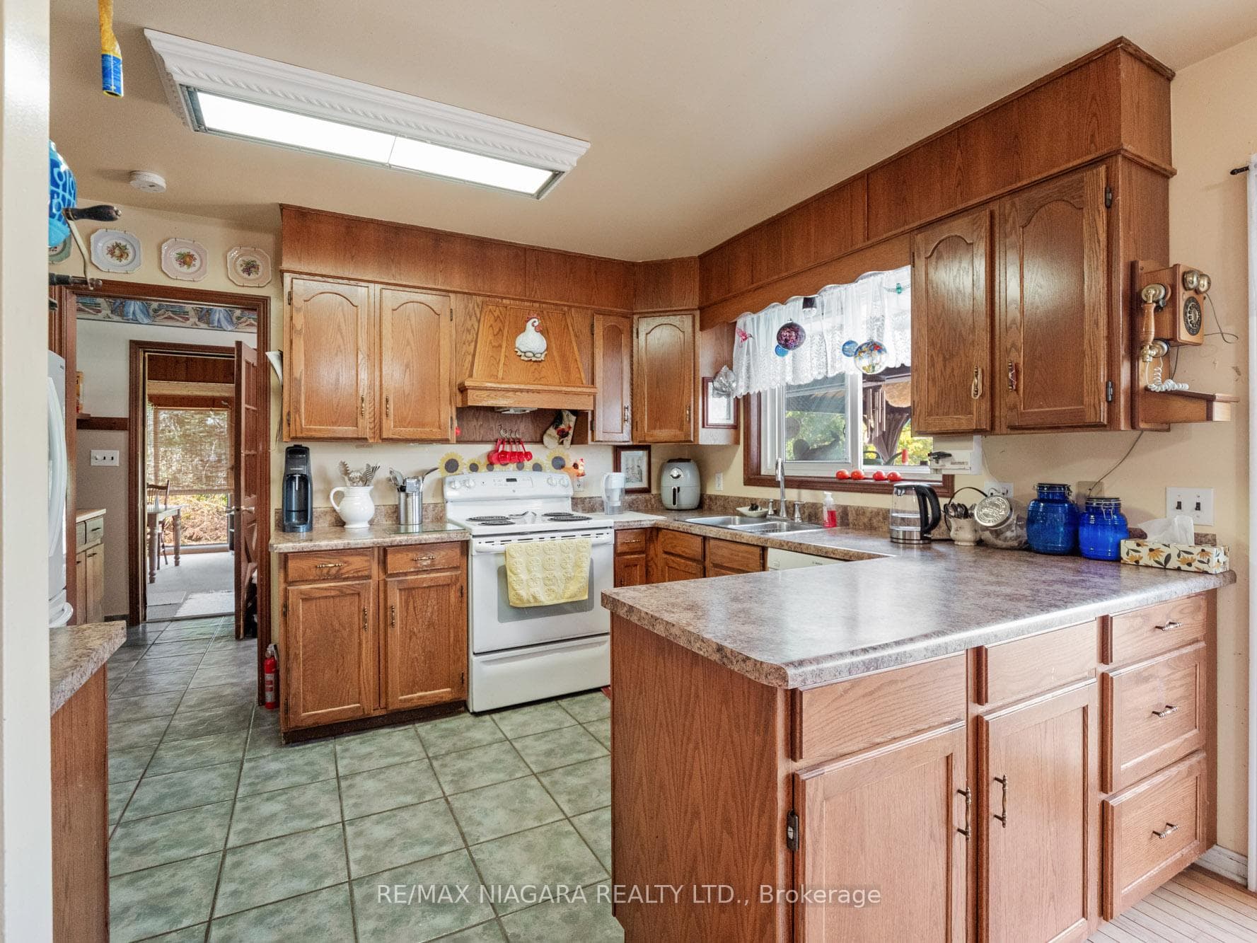 2666 Dominion Road photo 10