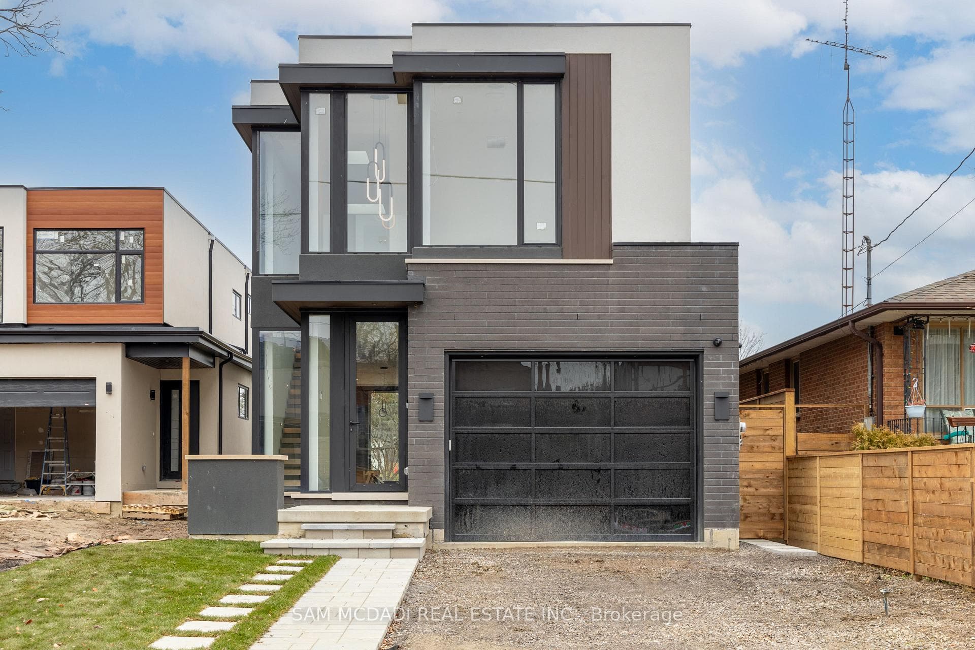 762 Montbeck Crescent photo 1