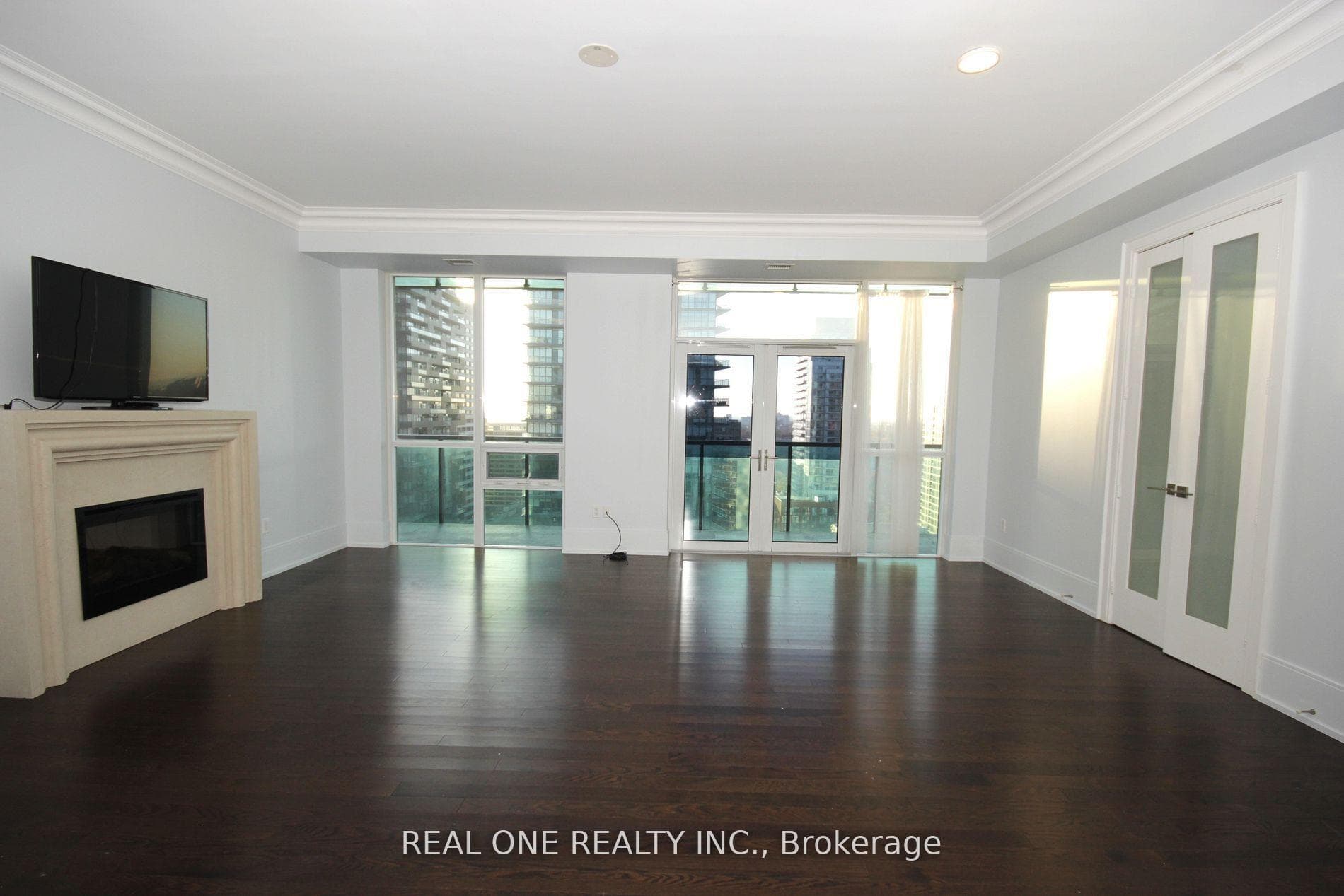 70 Roehampton Avenue Unit 2418 photo 8