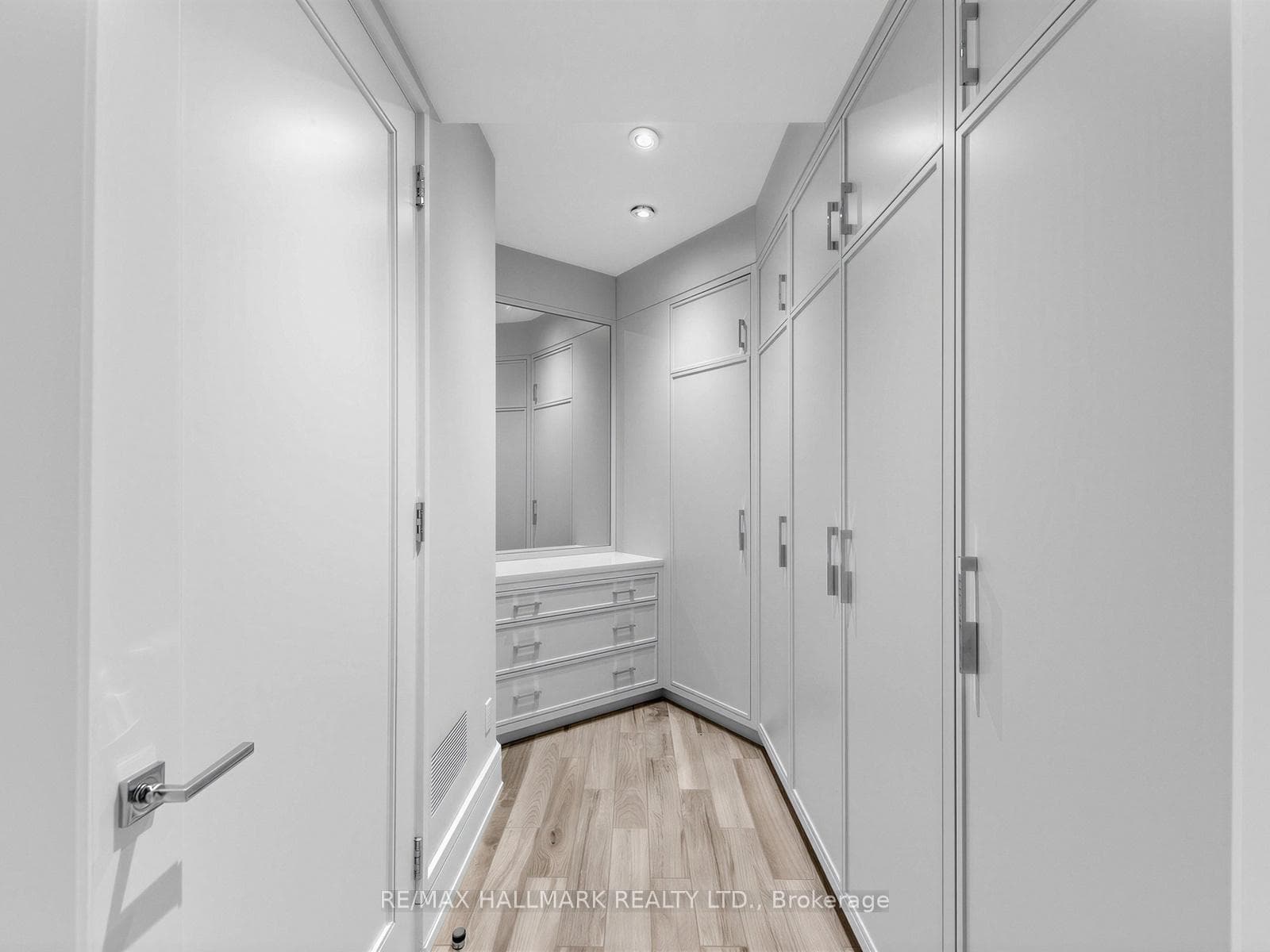 Basement mudroom w/ access to underground garage
