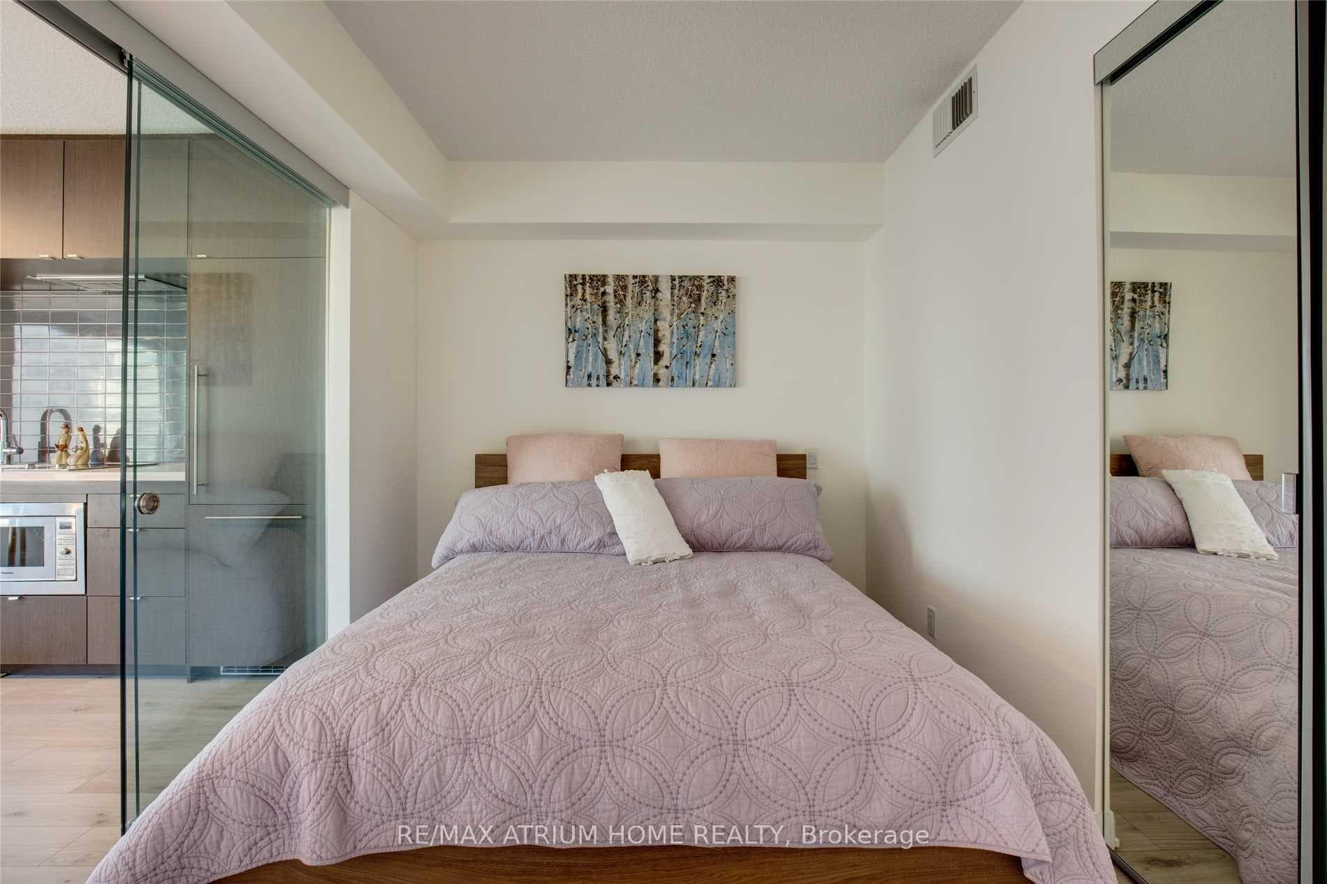 155 Yorkville Avenue Unit 1915 photo 8