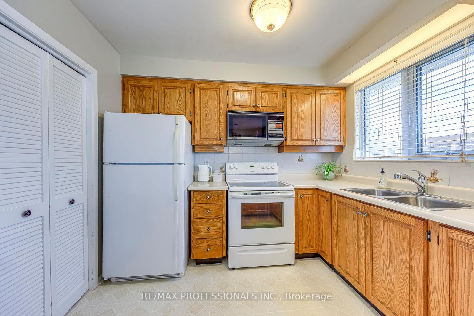 270 Wellesworth Drive photo 16