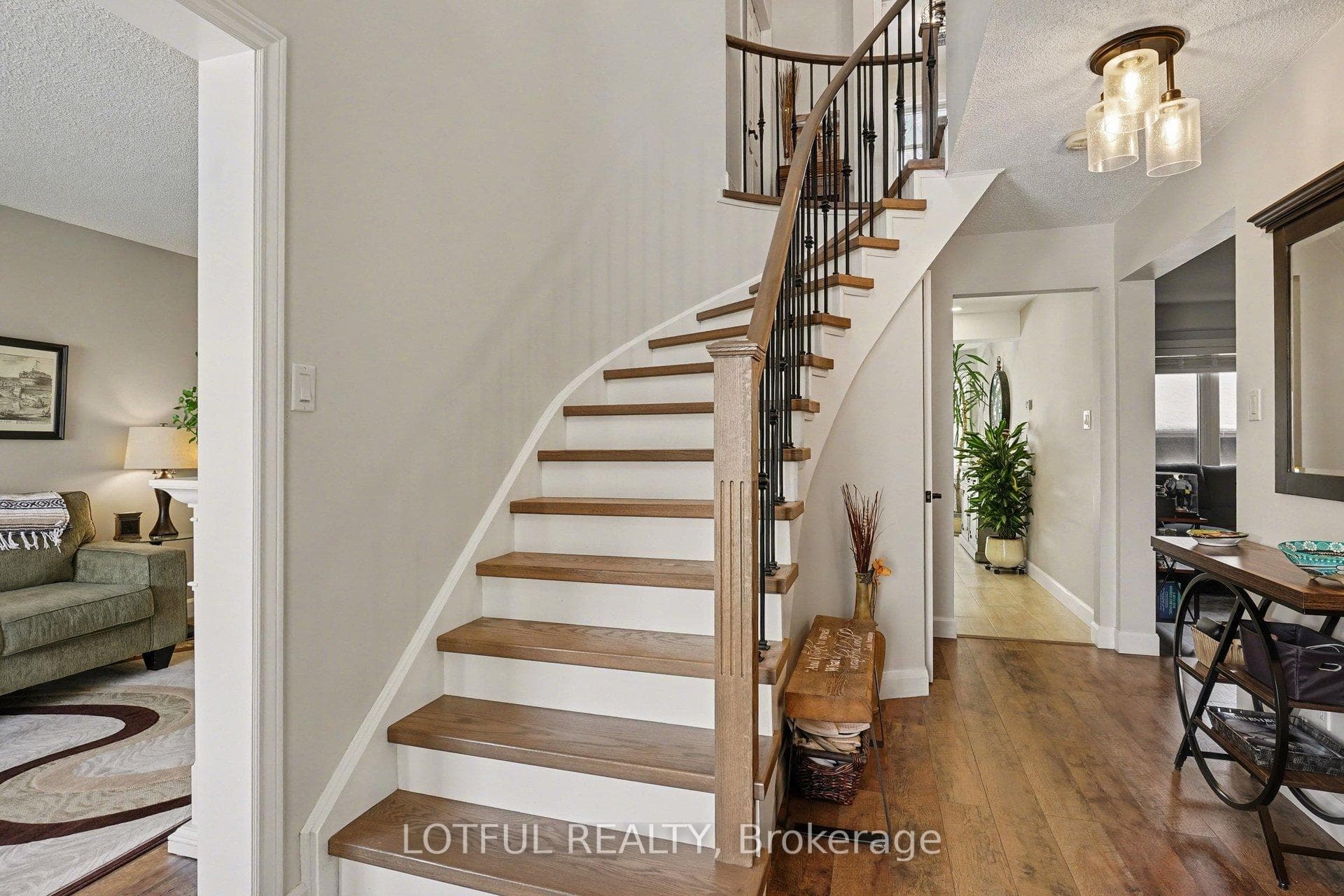 2212 Chalmers Crescent photo 3