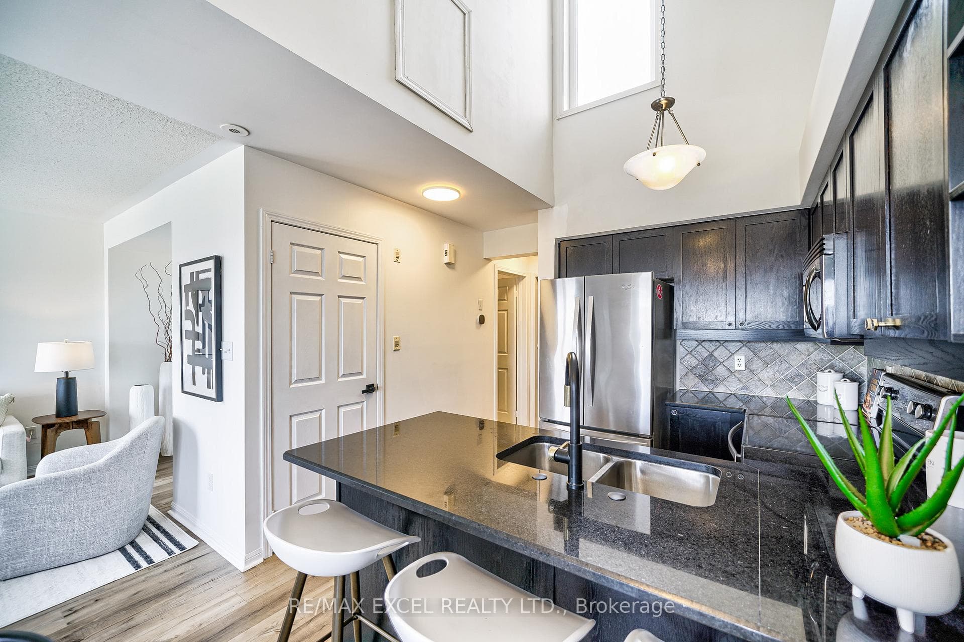 633 DUNDAS Street Unit 6 photo 12
