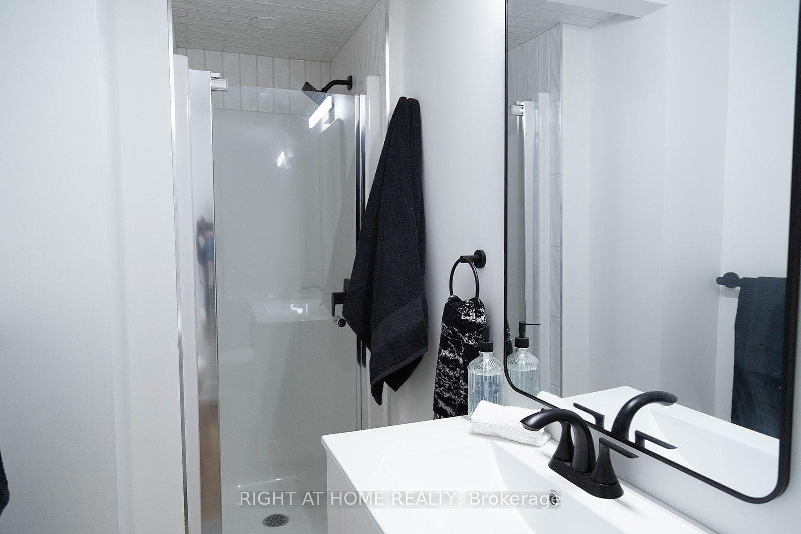 186 King Edward Avenue photo 35