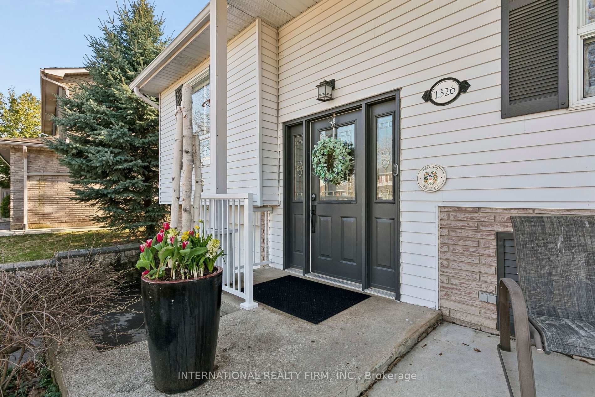 1326 Roxborough Crescent photo 2