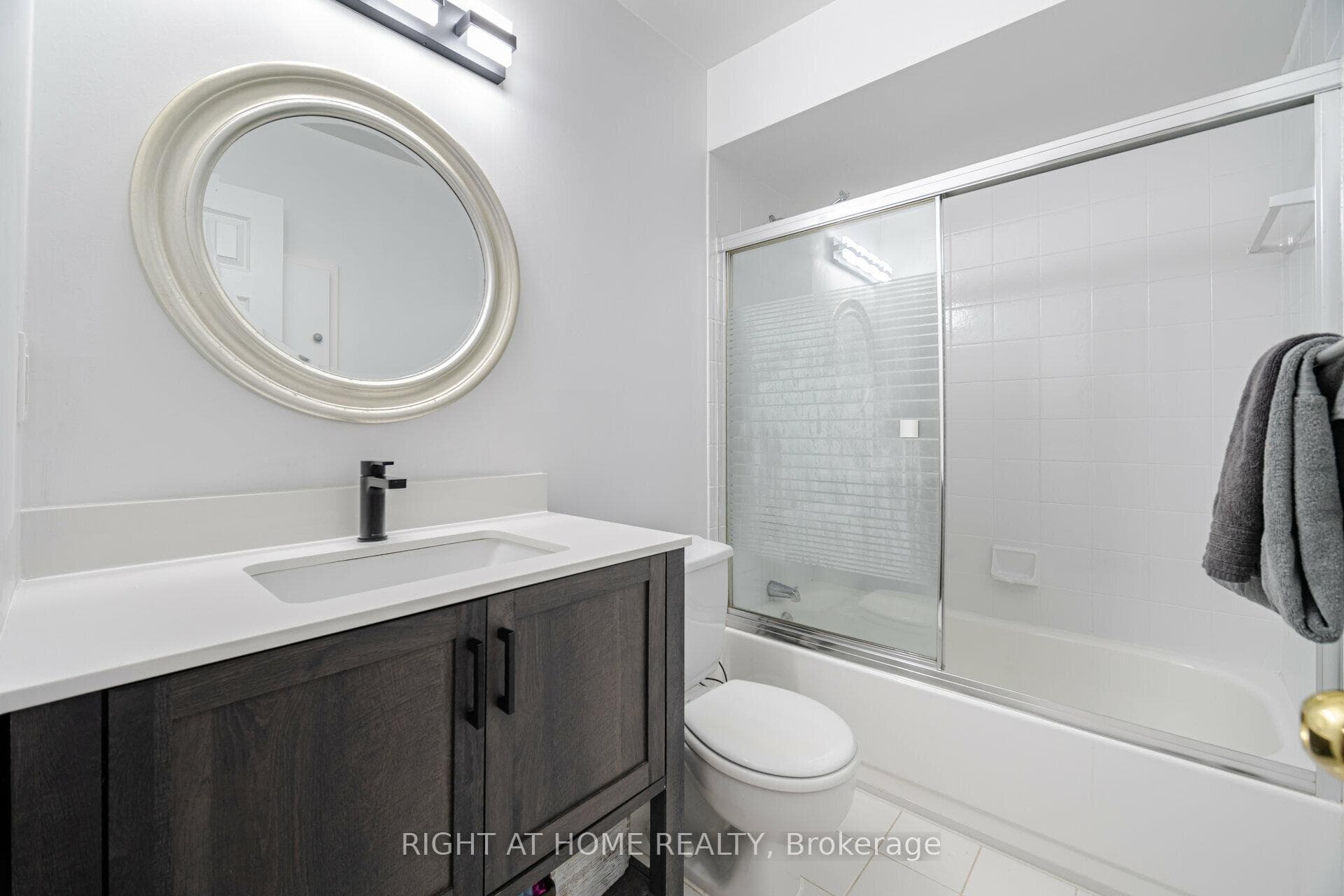 4-Pc Bath, Modern Vanity, Quartz-Type Counter